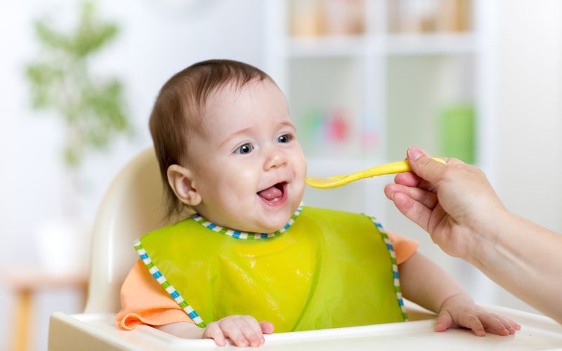 Nên bắt đầu cho trẻ uống nước khi trẻ bắt đầu bước vào giai đoạn ăn dặm