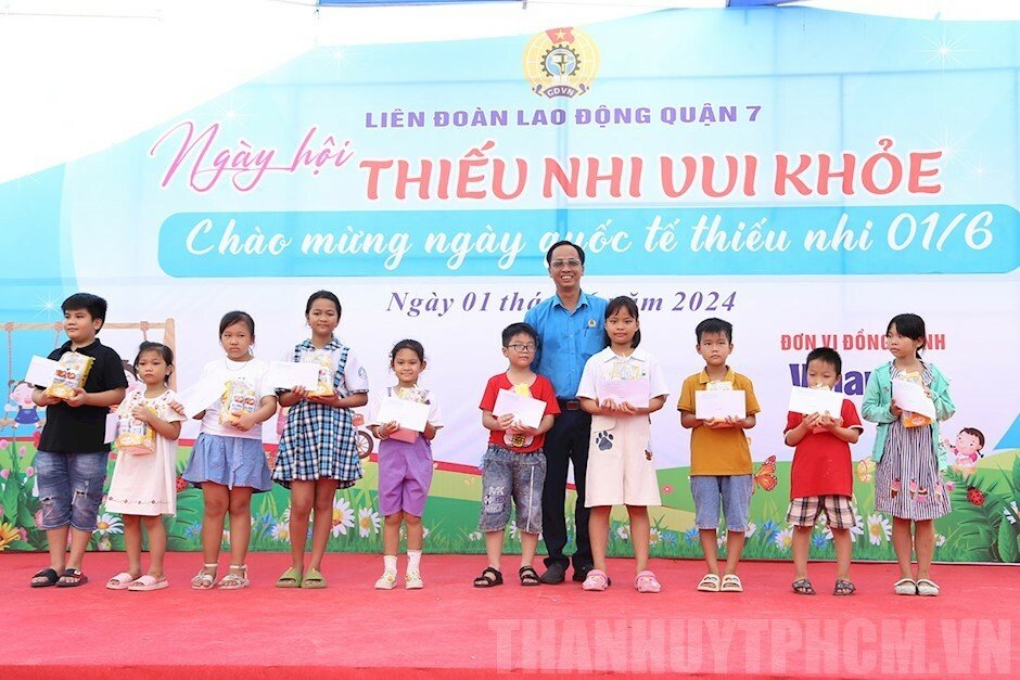 Quận 7: Trao tặng 500 phần quà cho con của công đoàn viên, người lao động khó khăn trên địa bàn