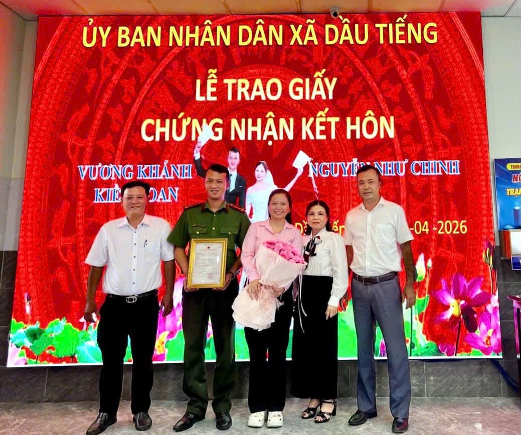 Hình ảnh của Lễ trao giấy chứng nhận kết hôn cho công dân