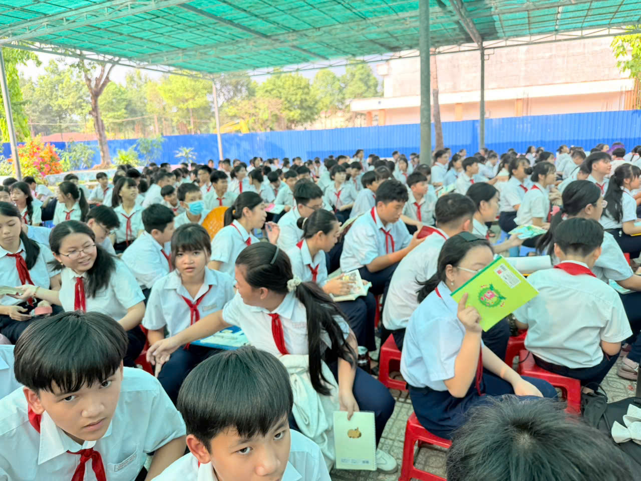 Có thể là hình ảnh về một hoặc nhiều người, mọi người đang học và văn bản