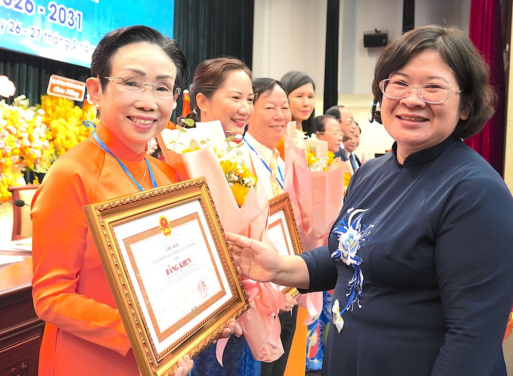 Đồng ch&iacute; Văn Thị Bạch Tuyết trao bằng khen của UBND TPHCM cho c&aacute;c c&aacute; nh&acirc;n v&agrave; tổ chức th&agrave;nh vi&ecirc;n của Li&ecirc;n hiệp hội. ẢNH QUANG HUY