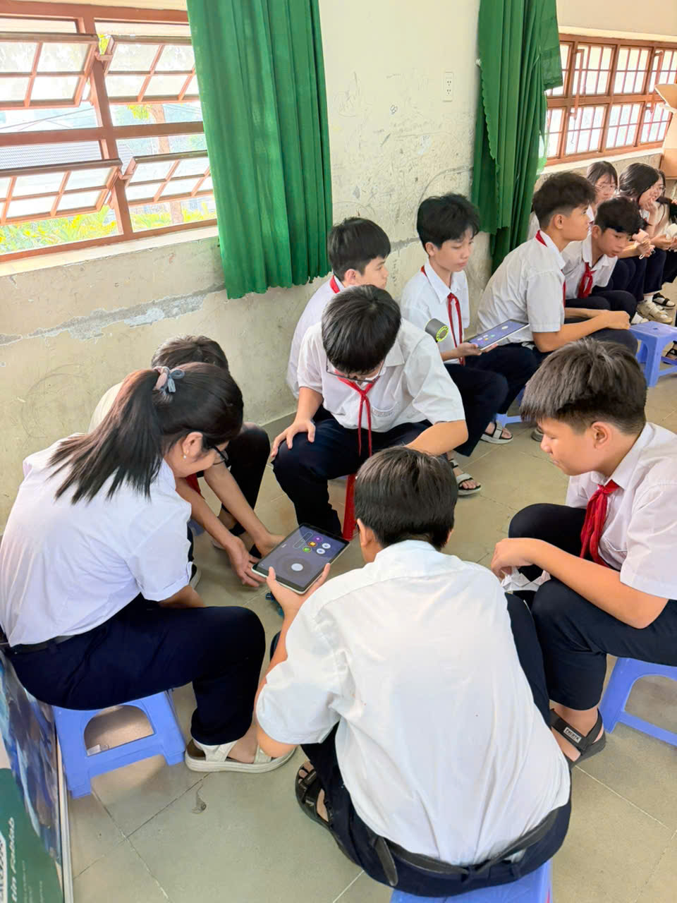 Có thể là hình ảnh về một hoặc nhiều người, mọi người đang học và văn bản