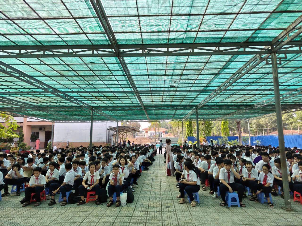 Có thể là hình ảnh về một hoặc nhiều người, mọi người đang học và đám đông