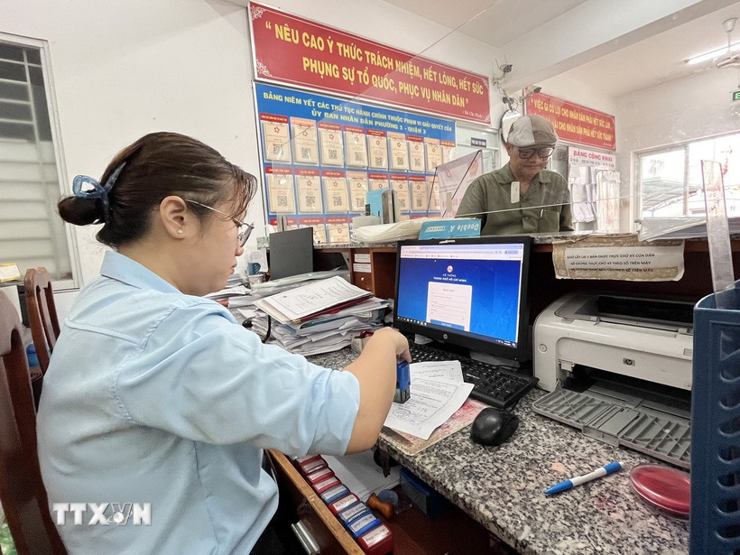 Hoạt động sao y, chứng nhận giấy tờ phục vụ người dân tại phường Bàn Cờ, Thành phố Hồ Chí Minh. (Ảnh: Thanh Vũ/TTXVN)