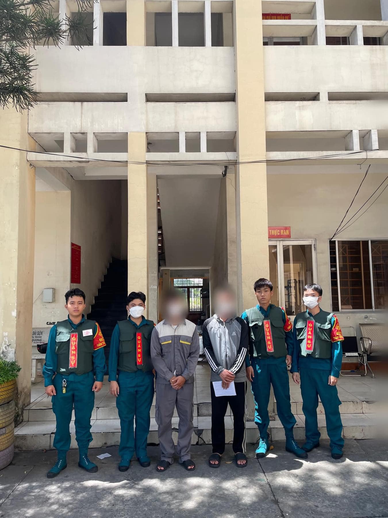 Bắt quả tang đối tượng phát tờ rơi quảng cáo trái phép