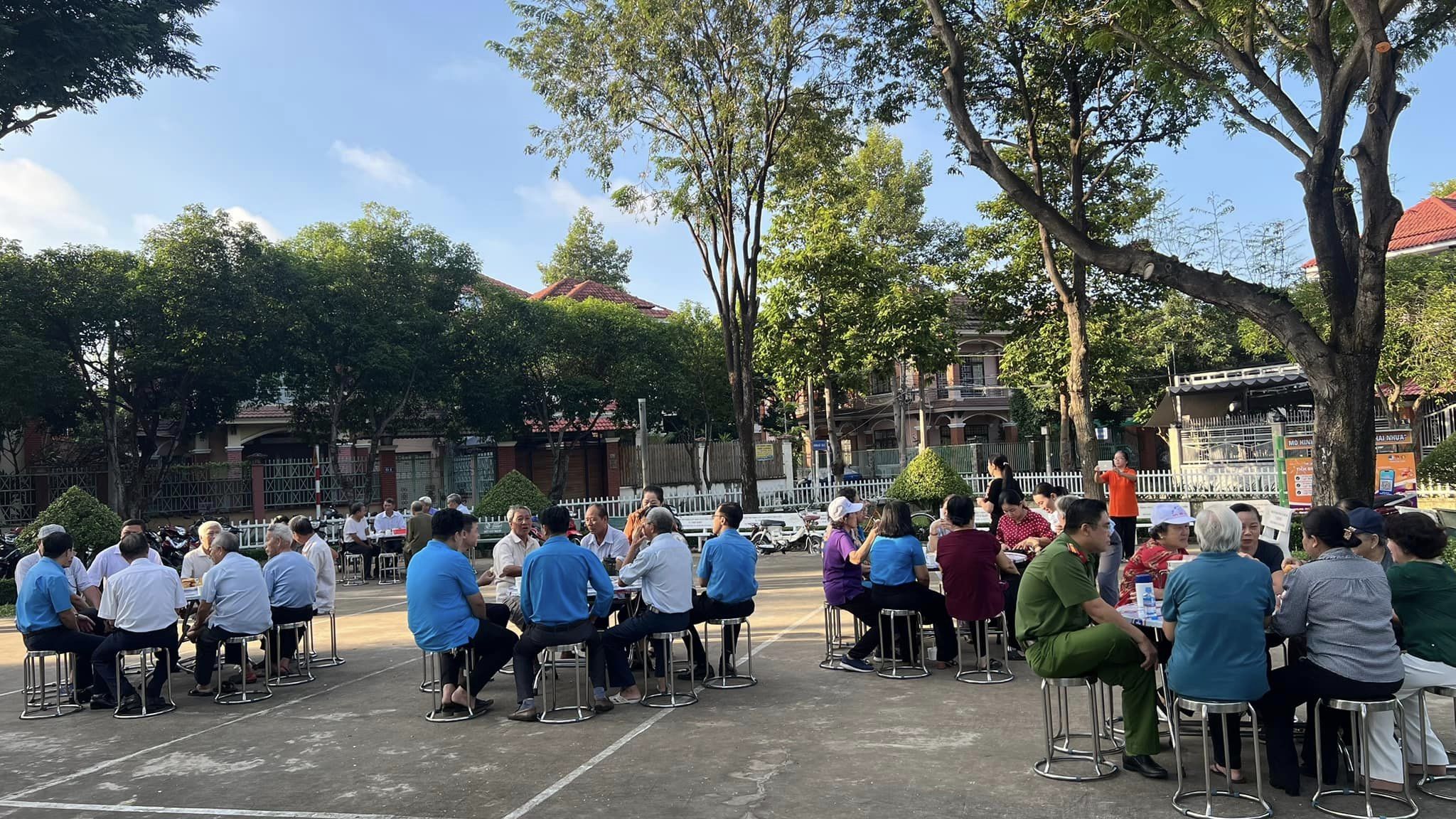 Mô hình "Cà phê sáng - Trao đổi với nhân dân" tại Công viên khu phố 5