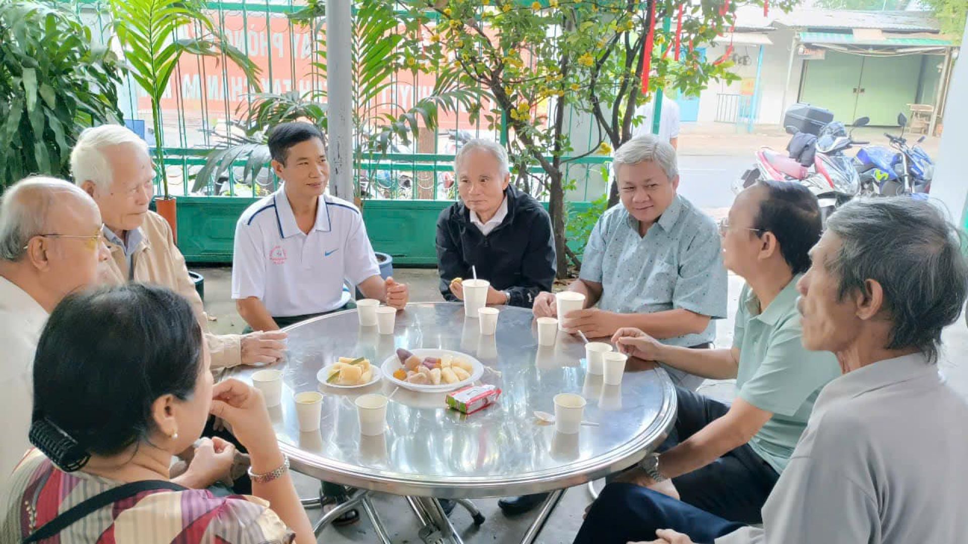 Mô hình "Cà phê sáng - Trao đổi với nhân dân" tại Văn phòng khu phố 2