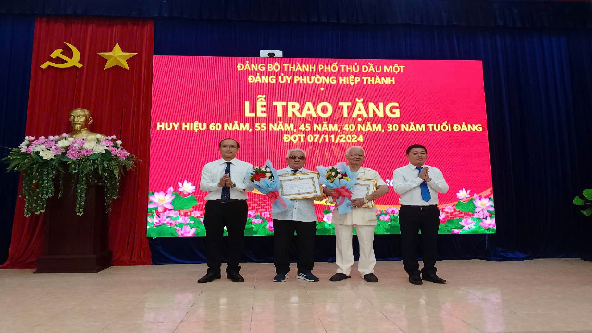 Đảng uỷ phường Hiệp tổ chức Lễ trao Huy hiệu Đảng đợt 07/11/2024