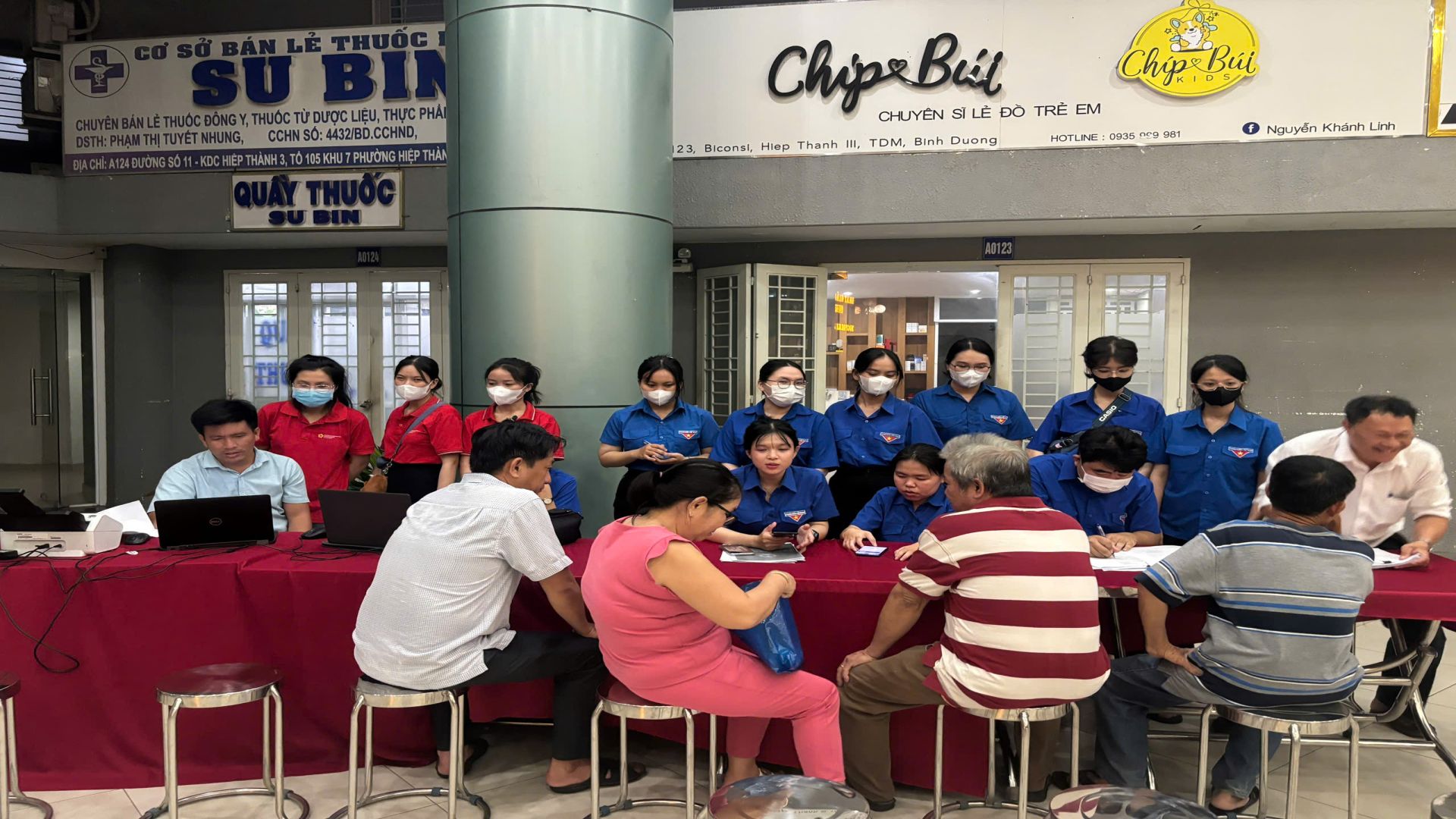 UBND phường Hiệp Thành tổ chức thực hiện thí điểm mô hình “Phục vụ hành chính công lưu động” thực hiện dịch vụ công trực tuyến tại Sảnh Block A Khu dân cư Hiệp Thành 3, khu phố 7, phường Hiệp Thành...