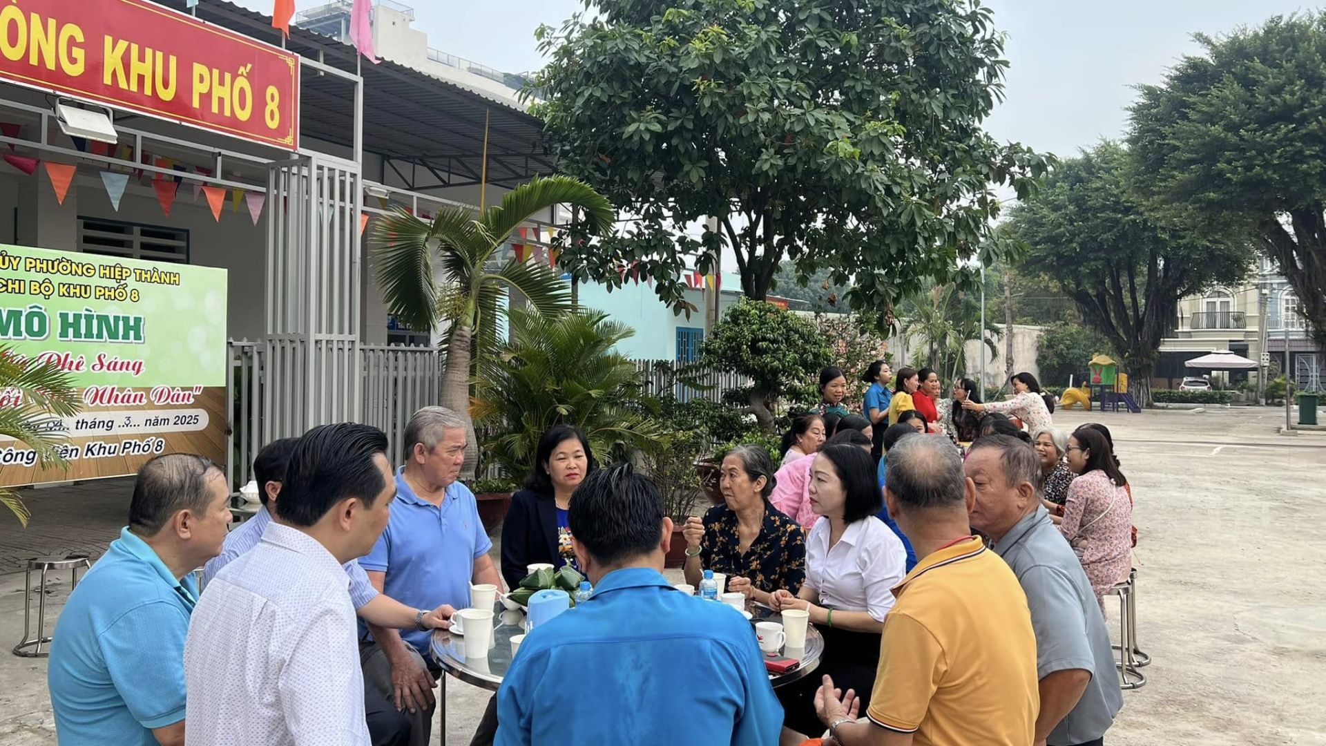 Mô hình "Cà phê sáng - Trao đổi với nhân dân" tại Văn phòng khu phố 8.