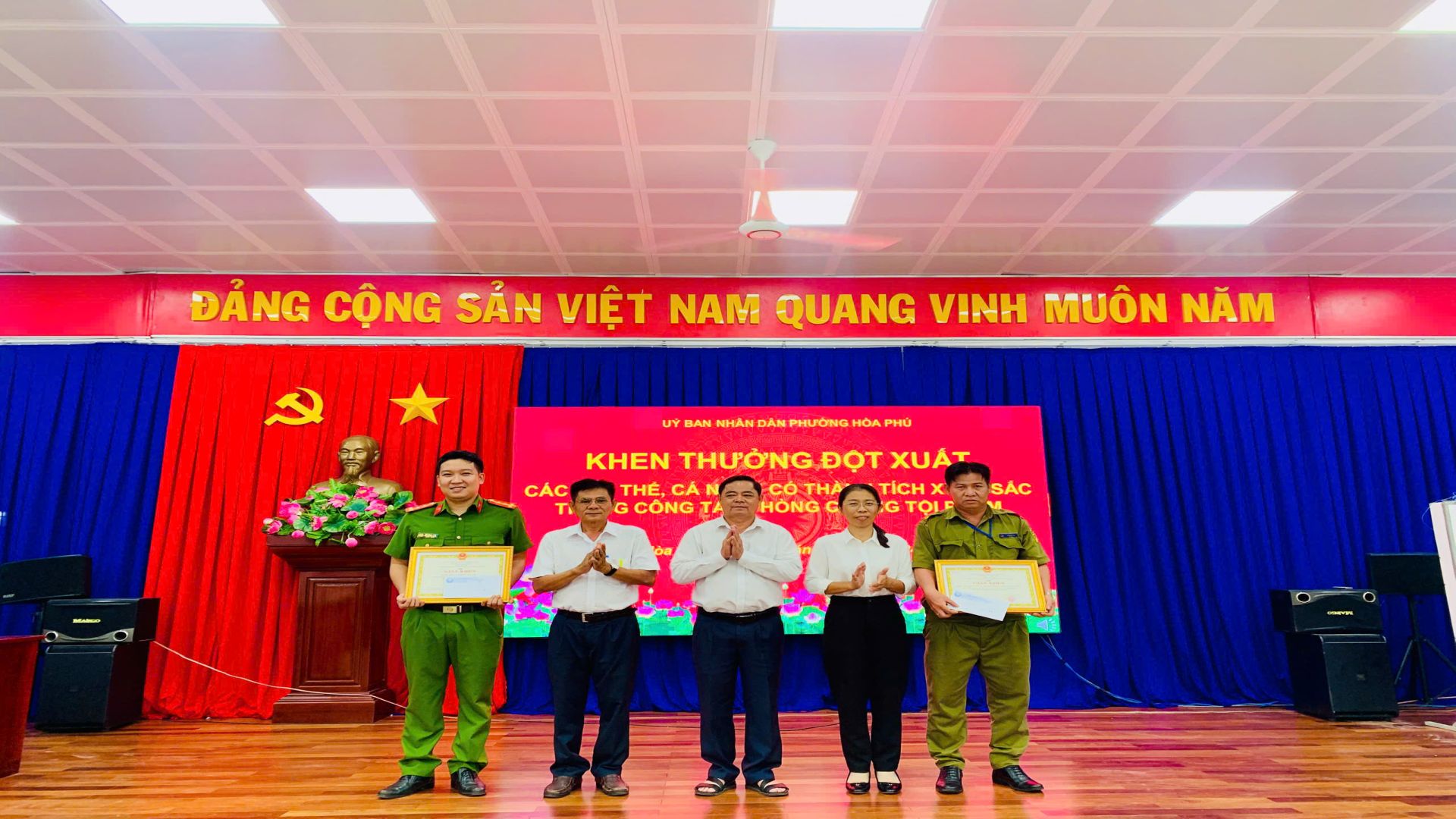 Phường Hòa Phú: Khen thưởng đột xuất các tập thể, cá nhân có thành tích xuất sắc trong công tác phòng chống tội phạm.