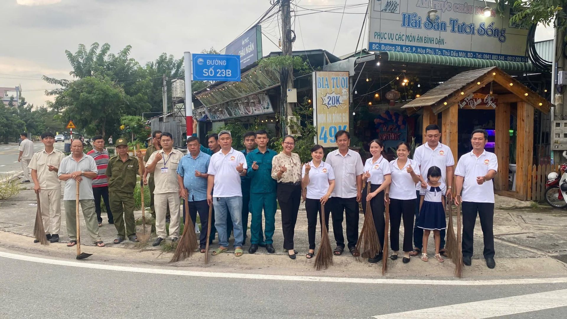 Tổ tự quản Bảo vệ môi trường Khu phố 2