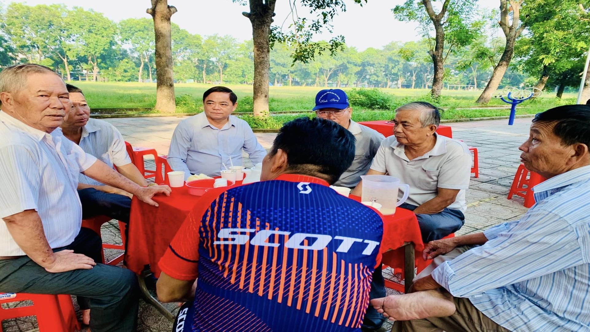 Phường Hoà Phú “ Cà phê sáng - trao đổi với nhân dân” gắn liền với ra quân thực hiện “Ngày thứ bảy văn minh”.