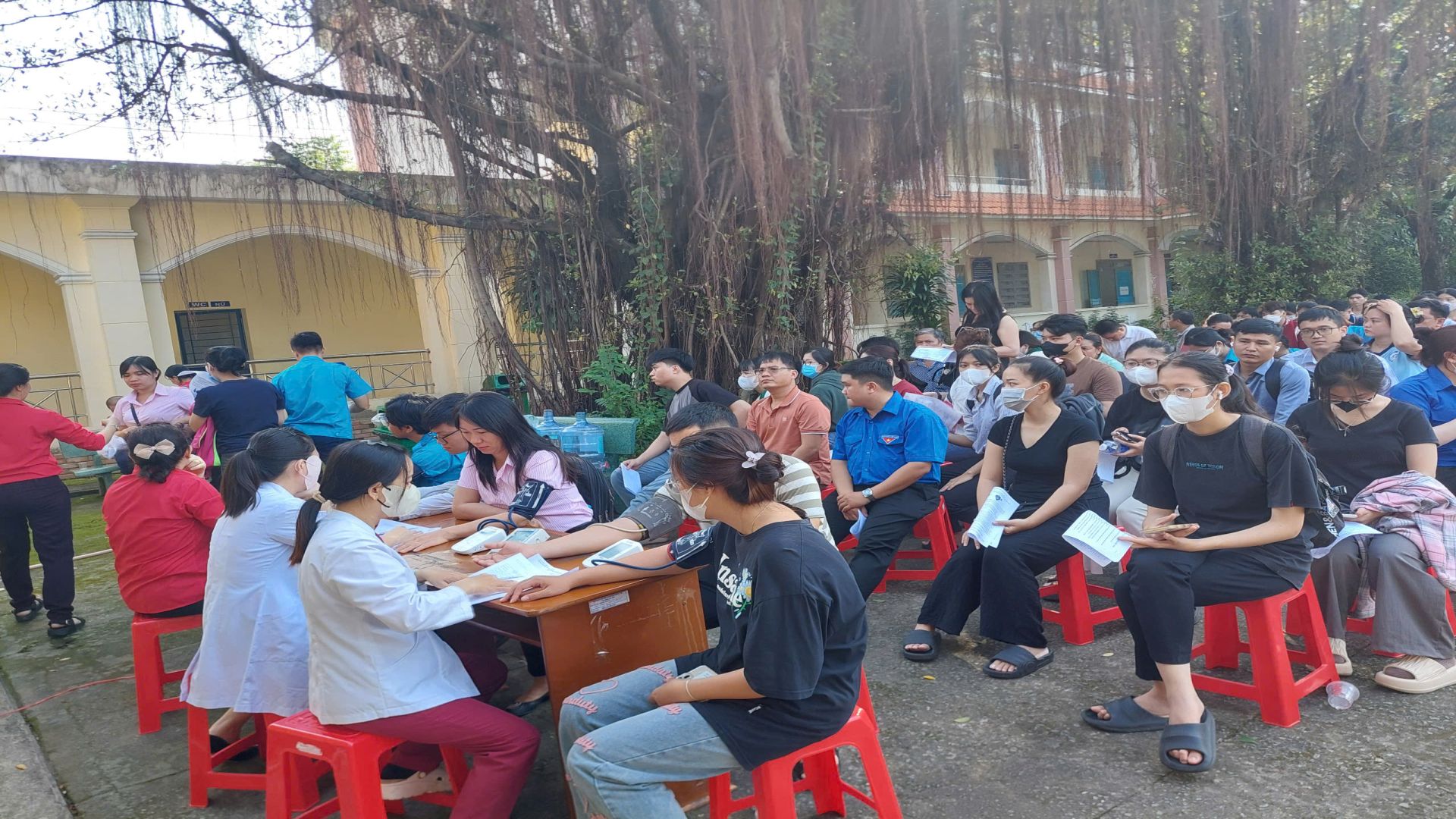 HÒA PHÚ: ĐOÀN VIÊN, HỘI VIÊN THANH NIÊN PHƯỜNG HÒA PHÚ THAM GIA HIẾN MÁU TÌNH NGUYỆN