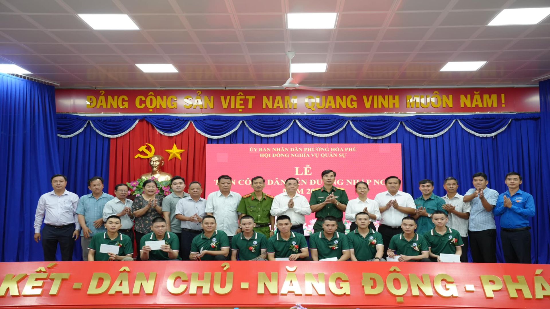 PHƯỜNG HÒA PHÚ TỔ CHỨC LỄ TIỄN THANH NIÊN LÊN ĐƯỜNG NHẬP NGŨ NĂM 2025