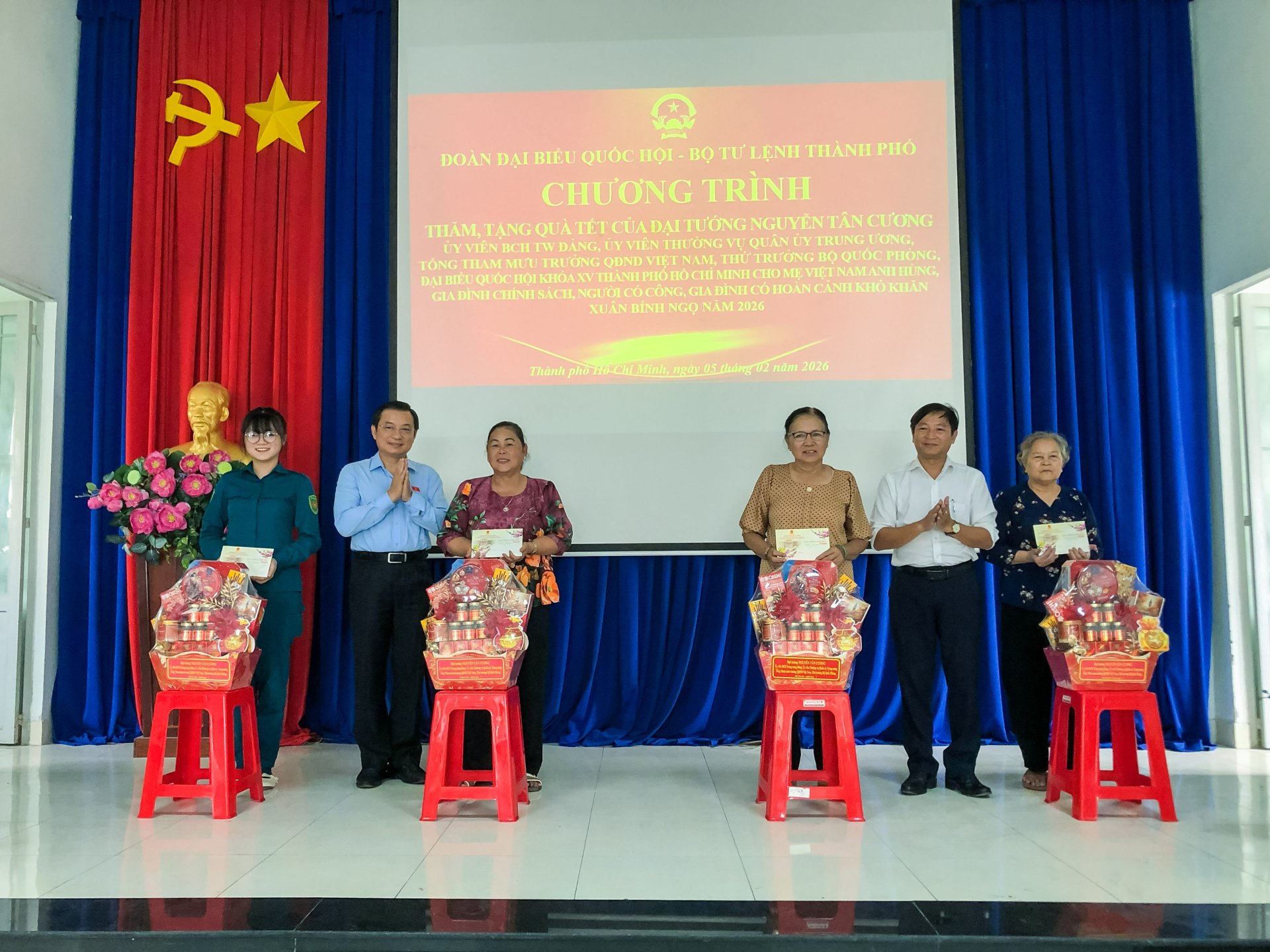 Đoàn đại biểu Quốc hội khóa XV Thành phố Hồ Chí Minh thăm, tặng quà gia đình chính sách, người có công trên địa xã Thường Tân nhân dịp Xuân Bính Ngọ năm 2026