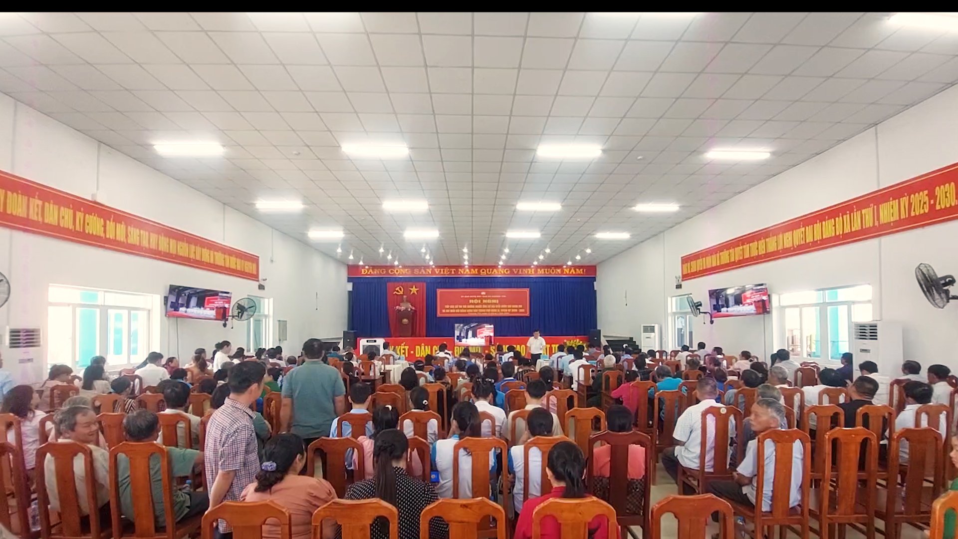 Cử tri xã Thường Tân tiếp xúc với các ứng cử viên Đại biểu Quốc hội và HĐND Thành phố