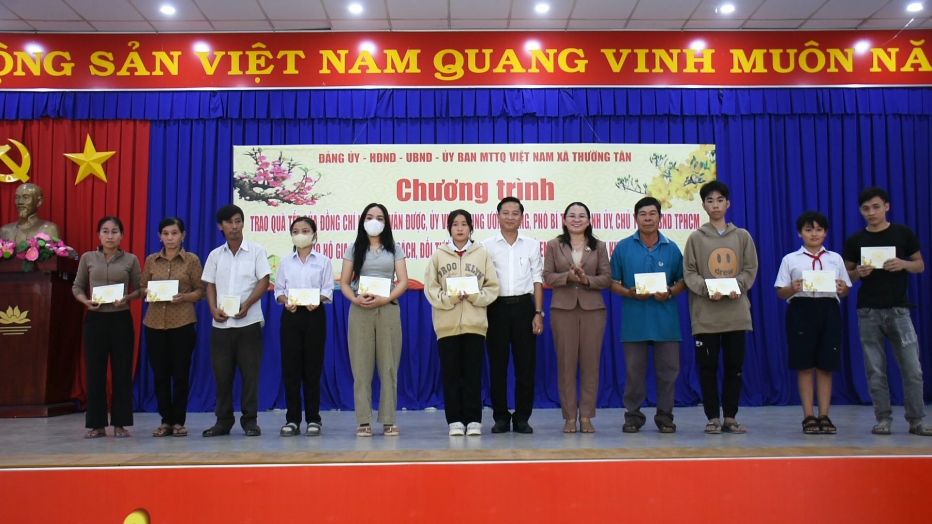 Trao quà tết của Chủ tịch UBND Thành phố Hồ Chí Minh đến gia đình chính sách, đối tượng bảo trợ xã hội