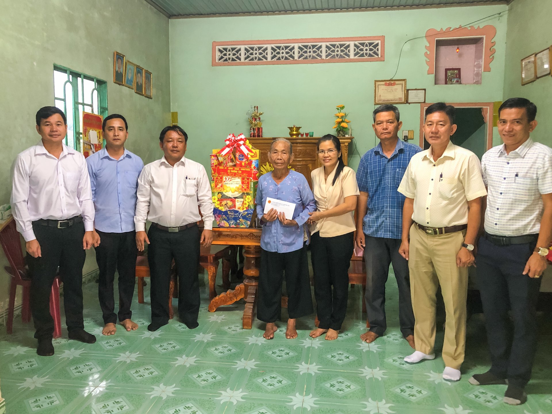 Đảng bộ, chính quyền xã Thường Tân thăm, tặng quà người có công nhân dịp Tết Nguyên đán Bính Ngọ 2026