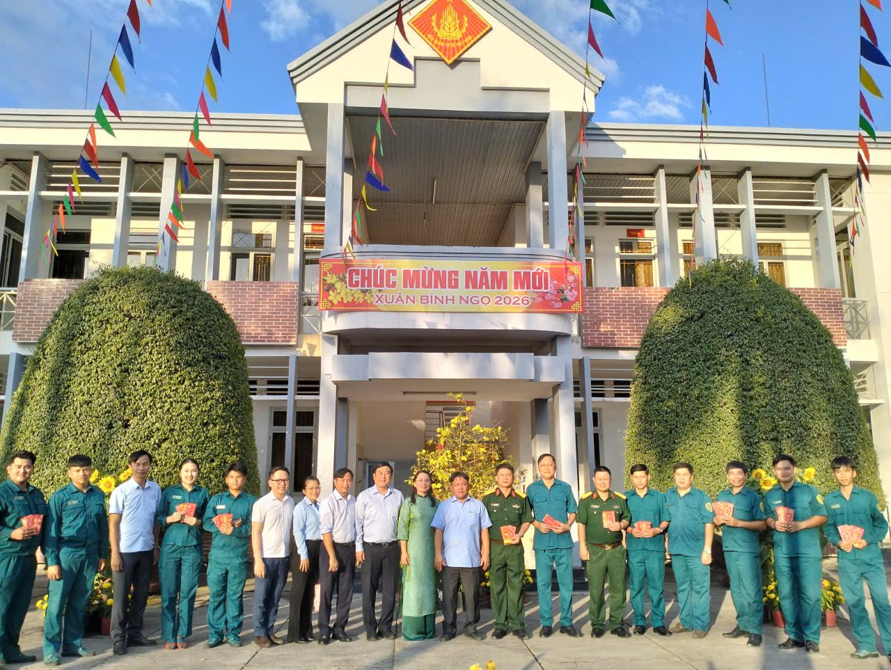 Lãnh đạo xã Thường Tân thăm chúc Tết các đơn vị trực thuộc