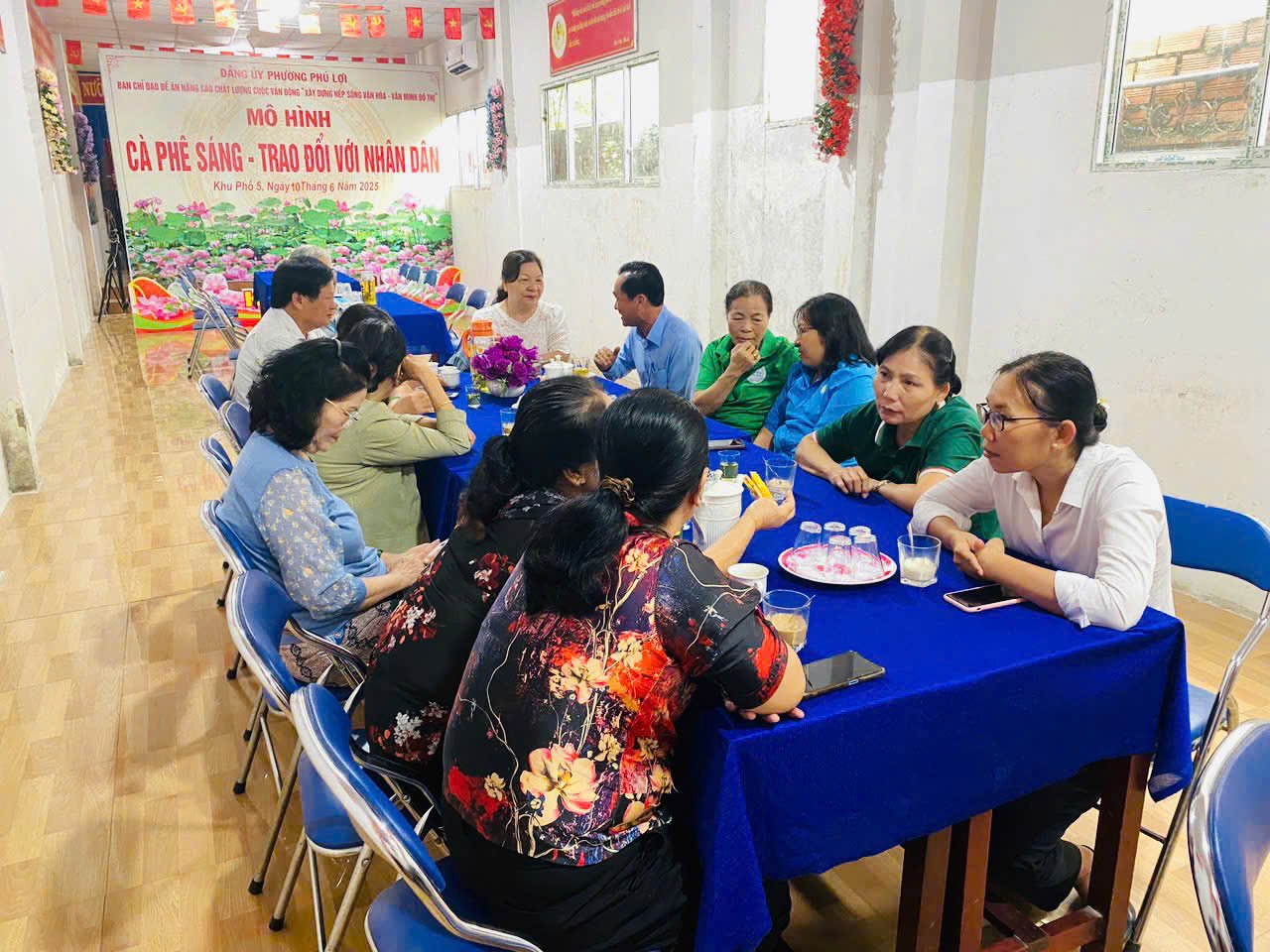 Phường Phú Lợi tiếp tục thực hiện mô hình "Cà phê sáng - Trao đổi với nhân dân" tại Văn phòng khu phố 5