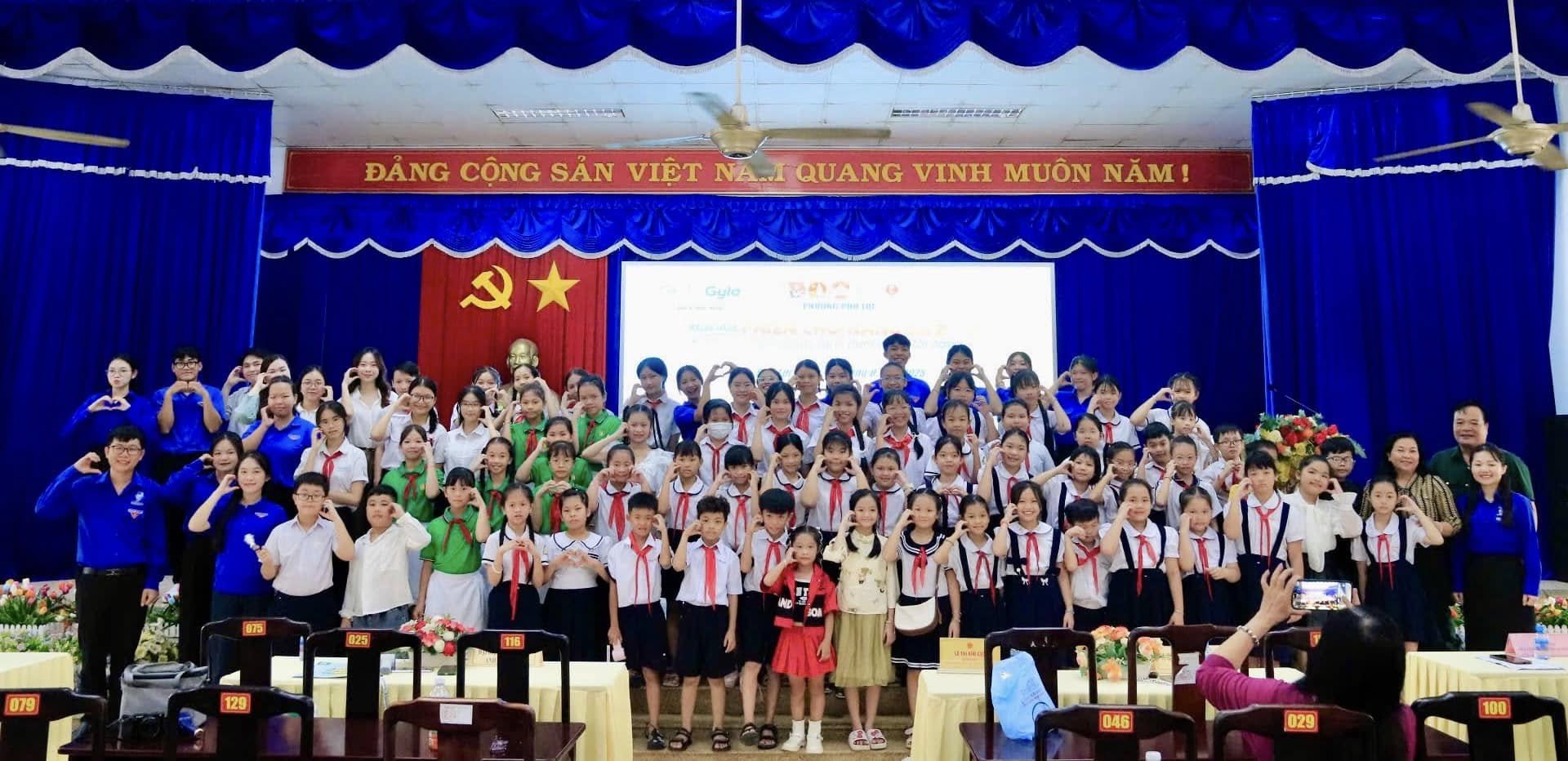 Chương trình "Phiên chợ Nắng" năm 2025 với chủ đề "Khởi nghiệp gây quỹ - Ươm mầm tài năng"