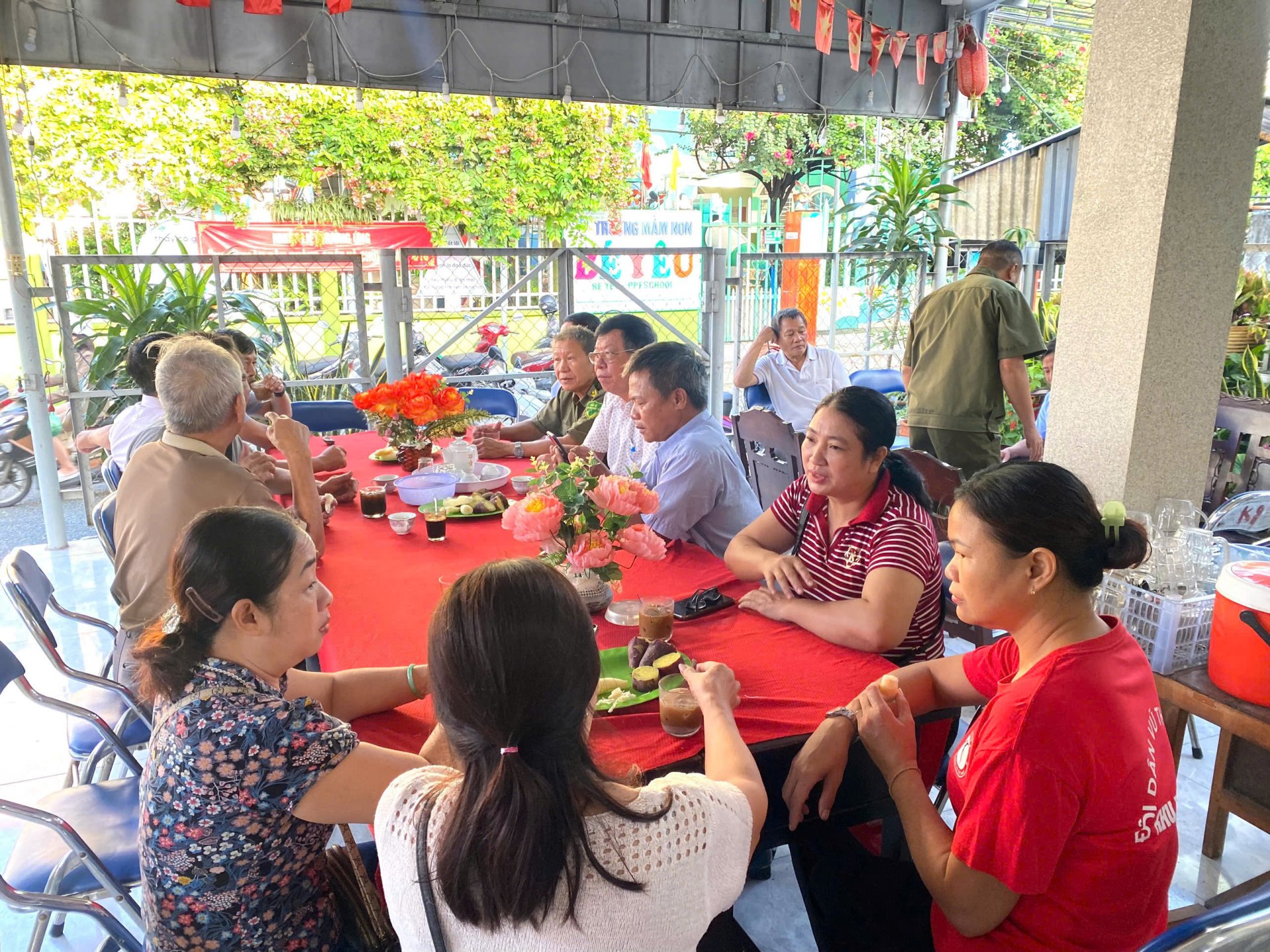 Phường Phú Lợi tiếp tục thực hiện mô hình "Cà phê sáng - Trao đổi với nhân dân" tại Văn phòng khu phố 9