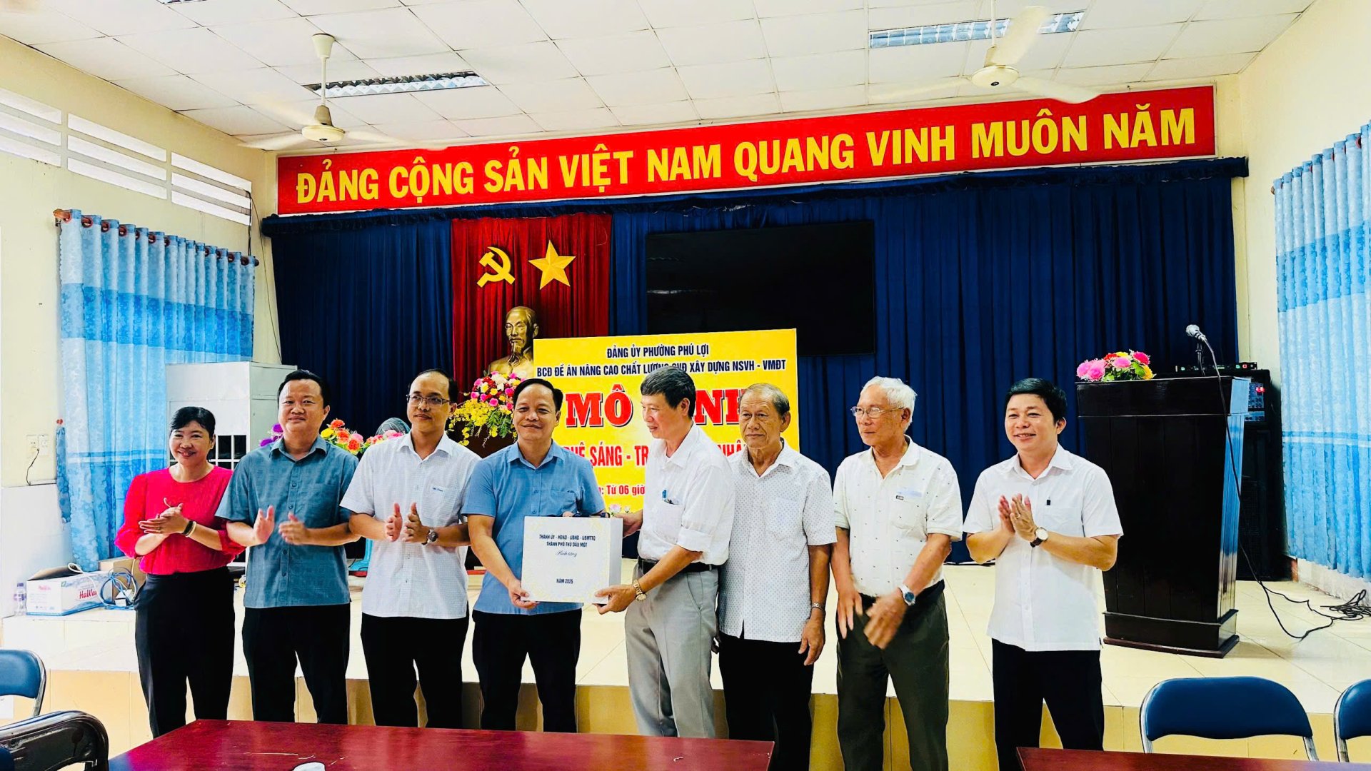 Phường Phú Lợi tiếp tục thực hiện mô hình "Cà phê sáng - Trao đổi với nhân dân" tại Văn phòng khu phố 2