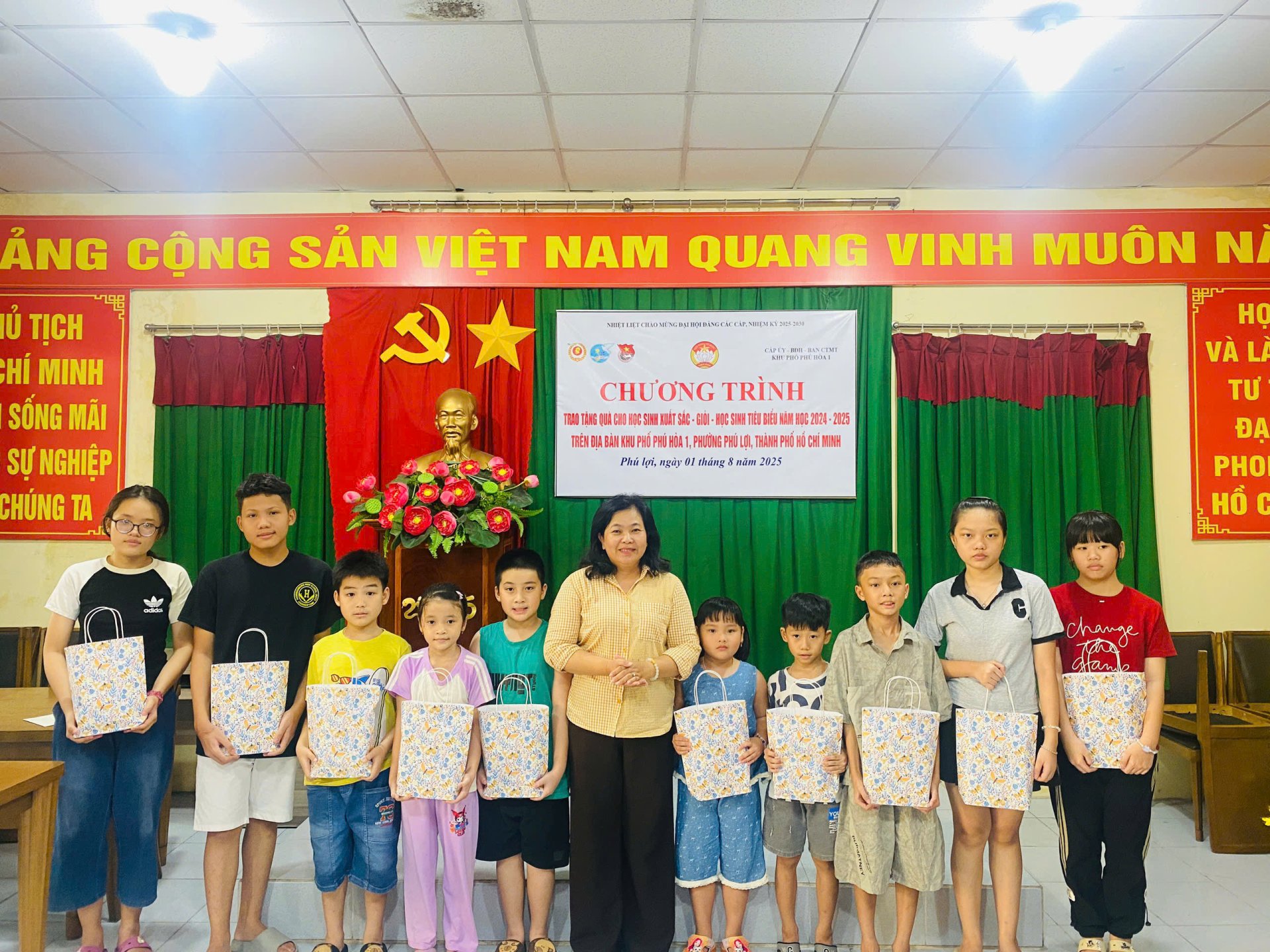 Phường Phú Lợi: Khu phố Phú Hòa 1 trao quà cho học sinh xuất sắc, học sinh giỏi và học sinh tiêu biểu năm học 2024-2025