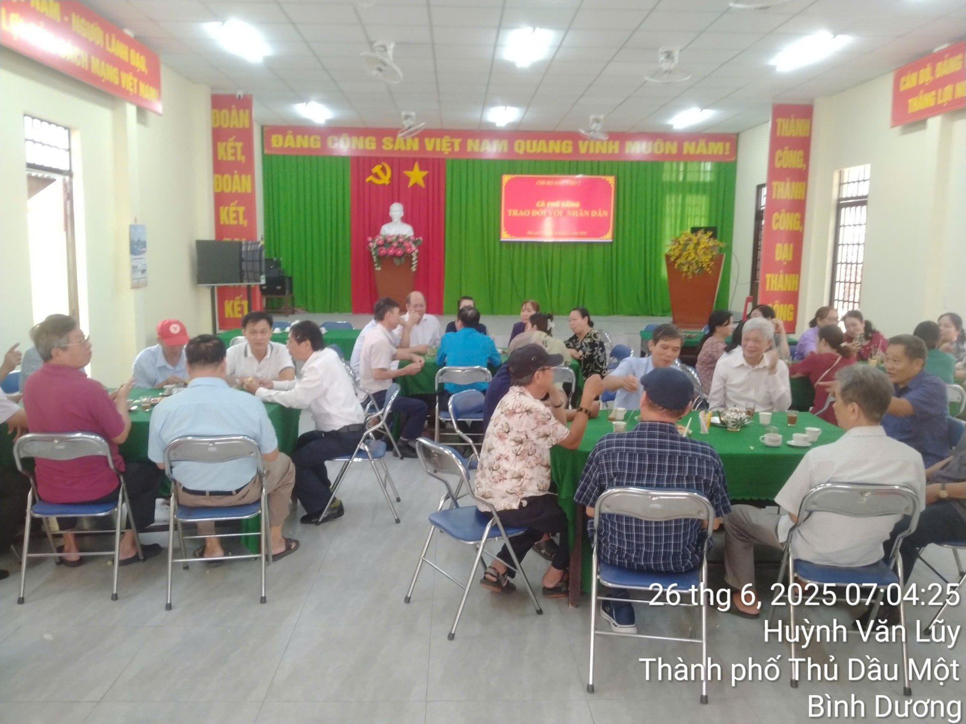 Phường Phú Lợi tiếp tục thực hiện mô hình "Cà phê sáng - Trao đổi với nhân dân" tại Văn phòng khu phố 7