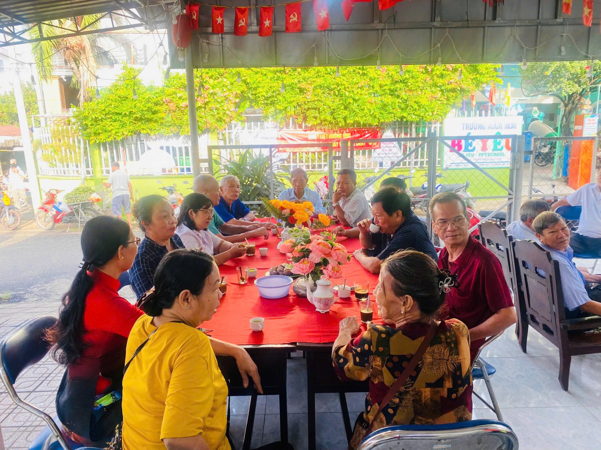 Phường Phú Lợi tiếp tục thực hiện mô hình "Cà phê sáng - Trao đổi với nhân dân" tại Văn phòng khu phố 9