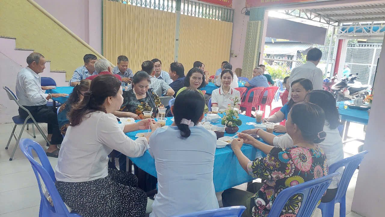 Phường Phú Lợi tiếp tục thực hiện mô hình "Cà phê sáng - Trao đổi với nhân dân" tại Văn phòng khu phố 1