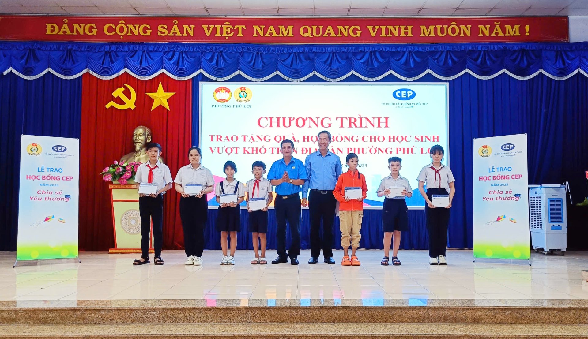Công đoàn Phường Phú Lợi phối hợp CEP trao tặng học bổng cho học sinh có hoàn cảnh khó khăn hiếu học