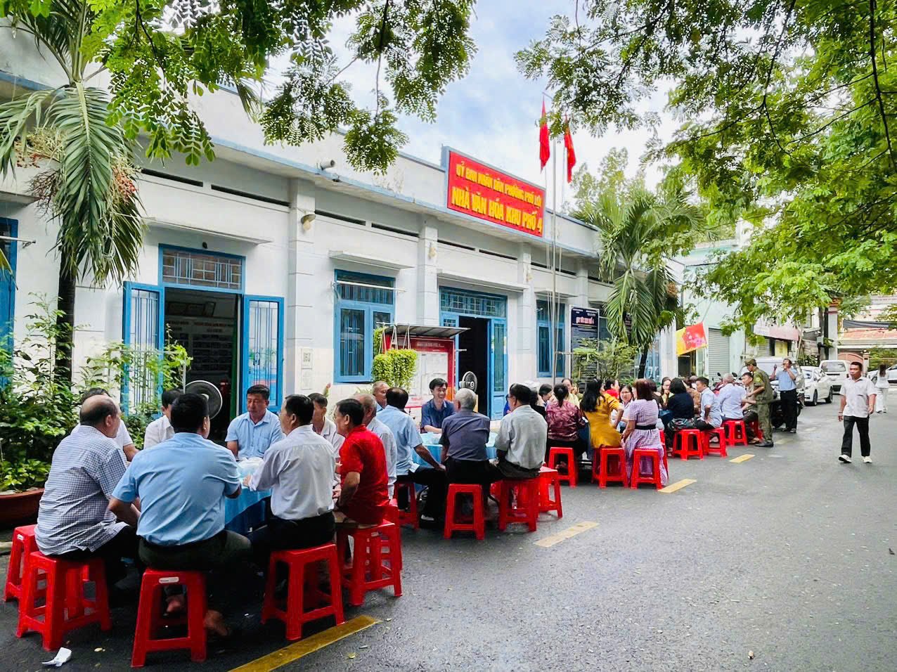 Phường Phú Lợi tiếp tục thực hiện mô hình "Cà phê sáng - Trao đổi với nhân dân" tại Văn phòng khu phố 4