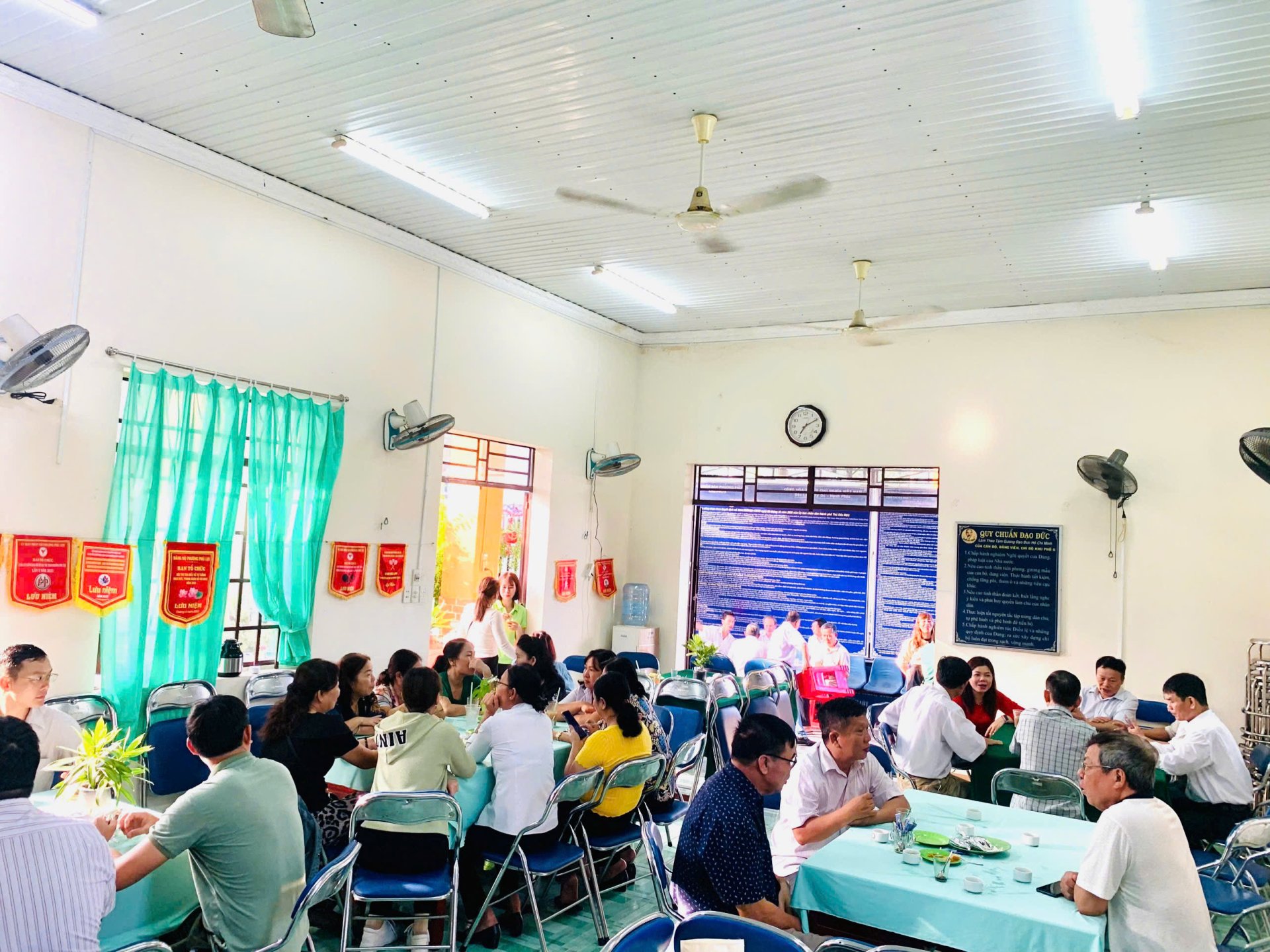 Phường Phú Lợi tiếp tục thực hiện mô hình "Cà phê sáng - Trao đổi với nhân dân" tại Văn phòng khu phố 6