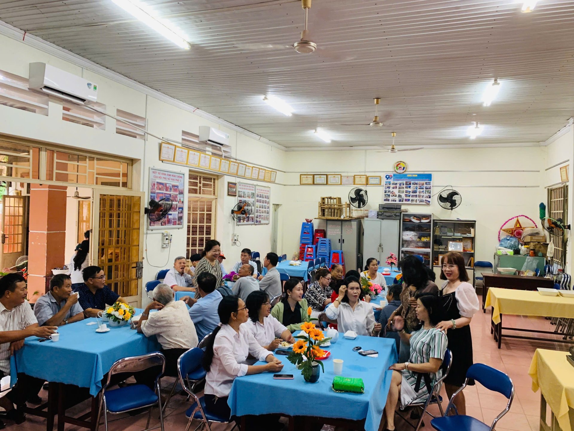 Phường Phú Lợi tiếp tục thực hiện mô hình "Cà phê sáng - Trao đổi với nhân dân" tại Văn phòng khu phố 3