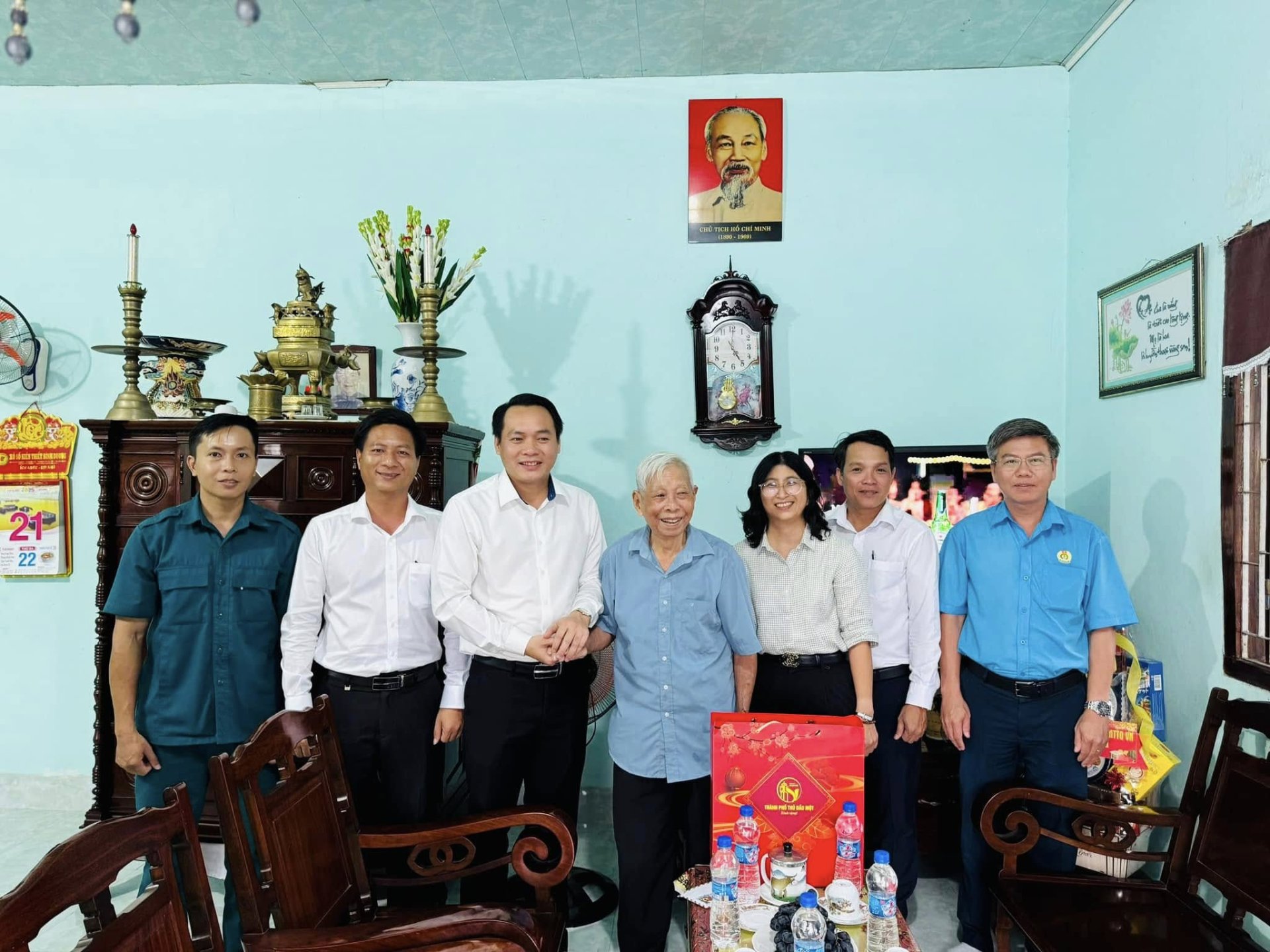 Lãnh đạo thành phố Thủ Dầu Một thăm và tặng quà cho đảng viên cao tuổi đảng