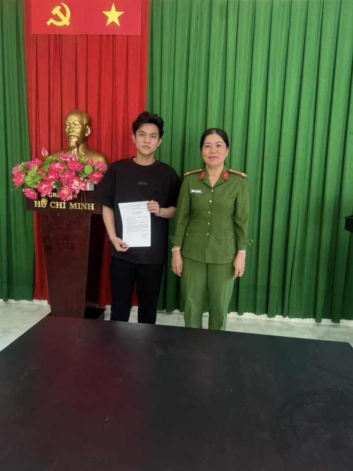 Thanh niên phường Phú Thọ hăng hái viết đơn tình nguyện, thực hiện nghĩa vụ Công an nhân dân năm 2025