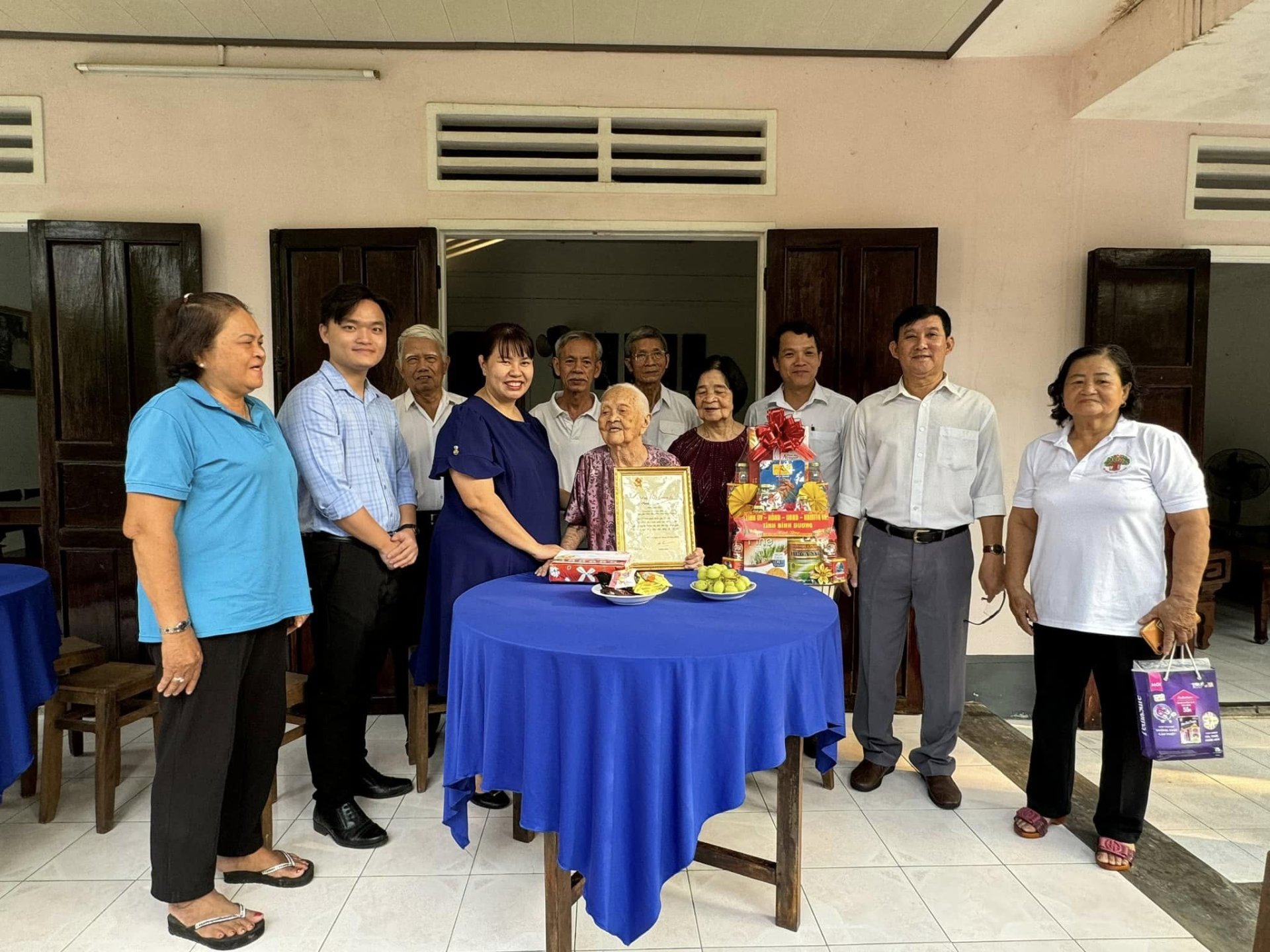 Lãnh đạo thành phố Thủ Dầu Một thăm và chúc thọ Người cao tuổi trên địa bàn phường Phú Thọ