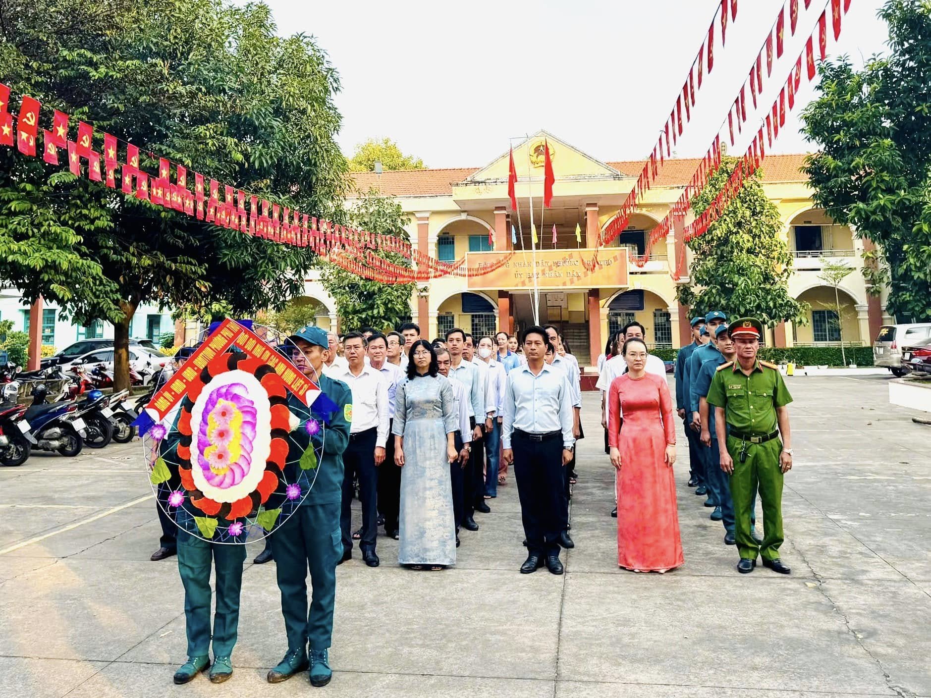 Phường Phú Thọ tổ chức viếng đài tưởng niệm liệt sĩ phường