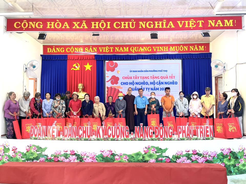Phường Phú Thọ phối hợp cùng chùa Tây Tạng trao quà cho hộ nghèo, hộ khó khăn trên địa bàn phường