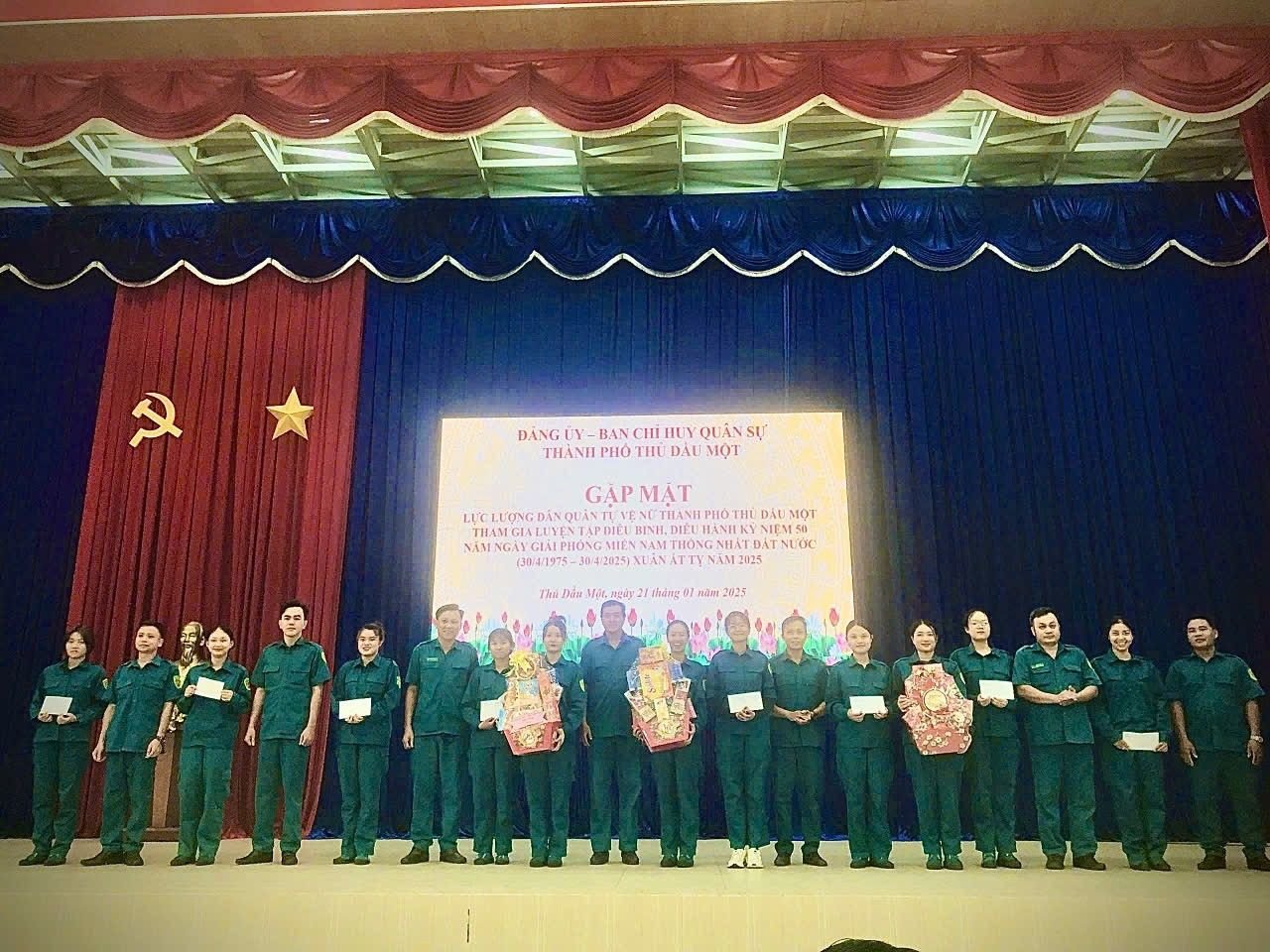 Ban CHQS phường Phú Thọ thăm, động viên các nữ Dân quân tự vệ phường tham gia luyện tập diễu binh, diễu hành kỷ niệm 50 năm Ngày Giải phóng miền Nam, thống nhất đất nước