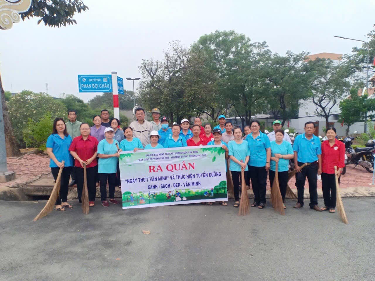 Đề án NSVH-VMĐT: Phường Phú Thọ tổ chức ra quân vệ sinh môi trường " Ngày thứ bảy văn minh" mừng Đảng - mừng Xuân Ất Tỵ năm 2025