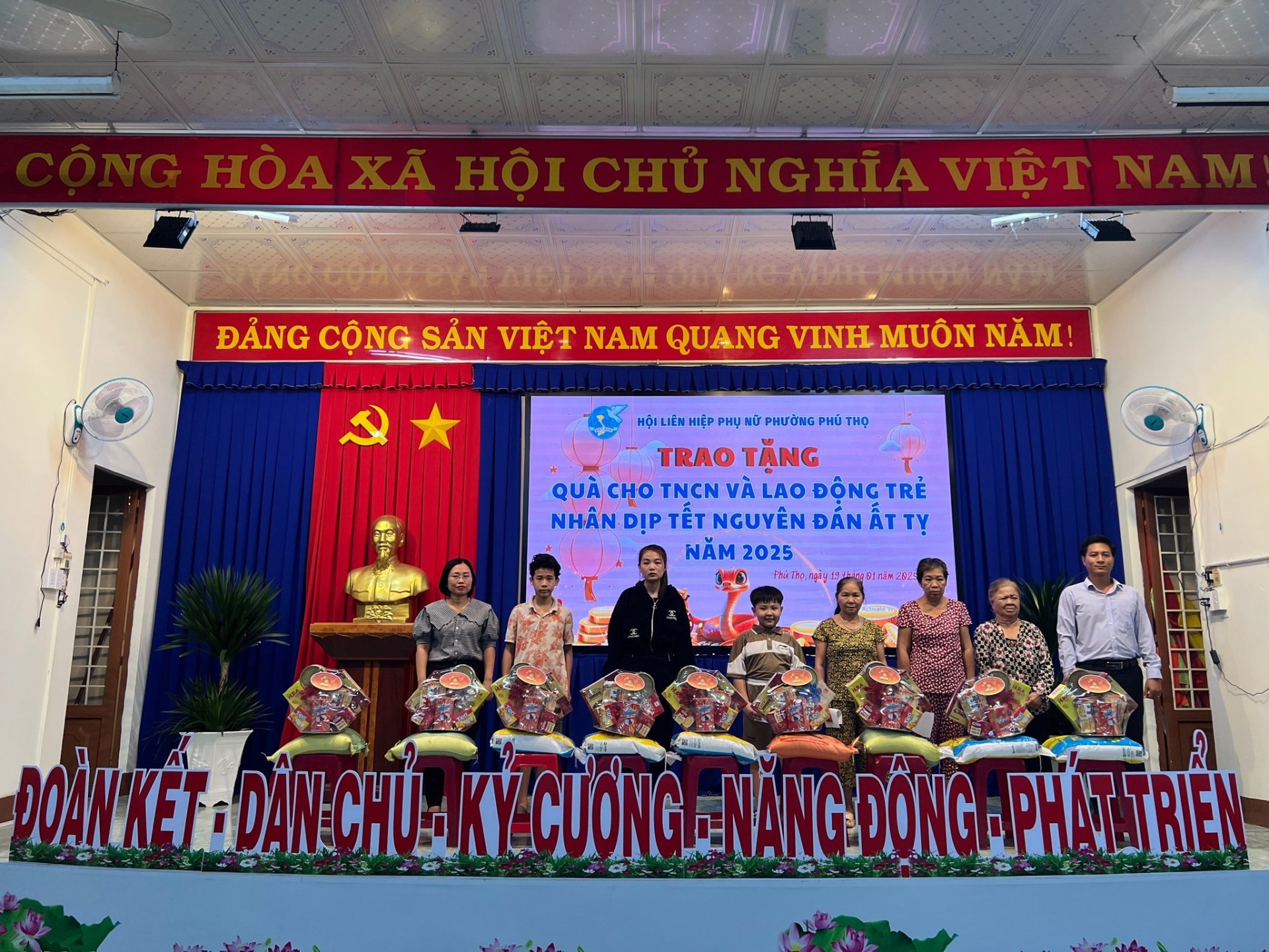 Hội LHPN - "Trao xuân thắm - Ấm nghĩa tình" cho Thanh niên công nhân và Lao động trẻ trên địa bàn phường