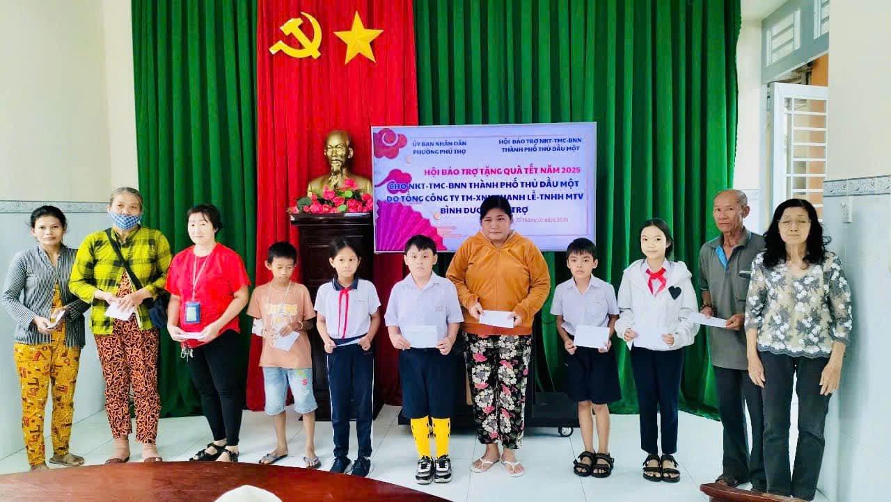 Phường Phú Thọ - Phối hợp cùng Hội bảo trợ người khuyết tật - Trẻ mồ côi - Bệnh nhân nghèo thành phố Thủ Dầu Một tặng quà Tết cho hộ nghèo, hộ khó khăn trên địa bàn phường