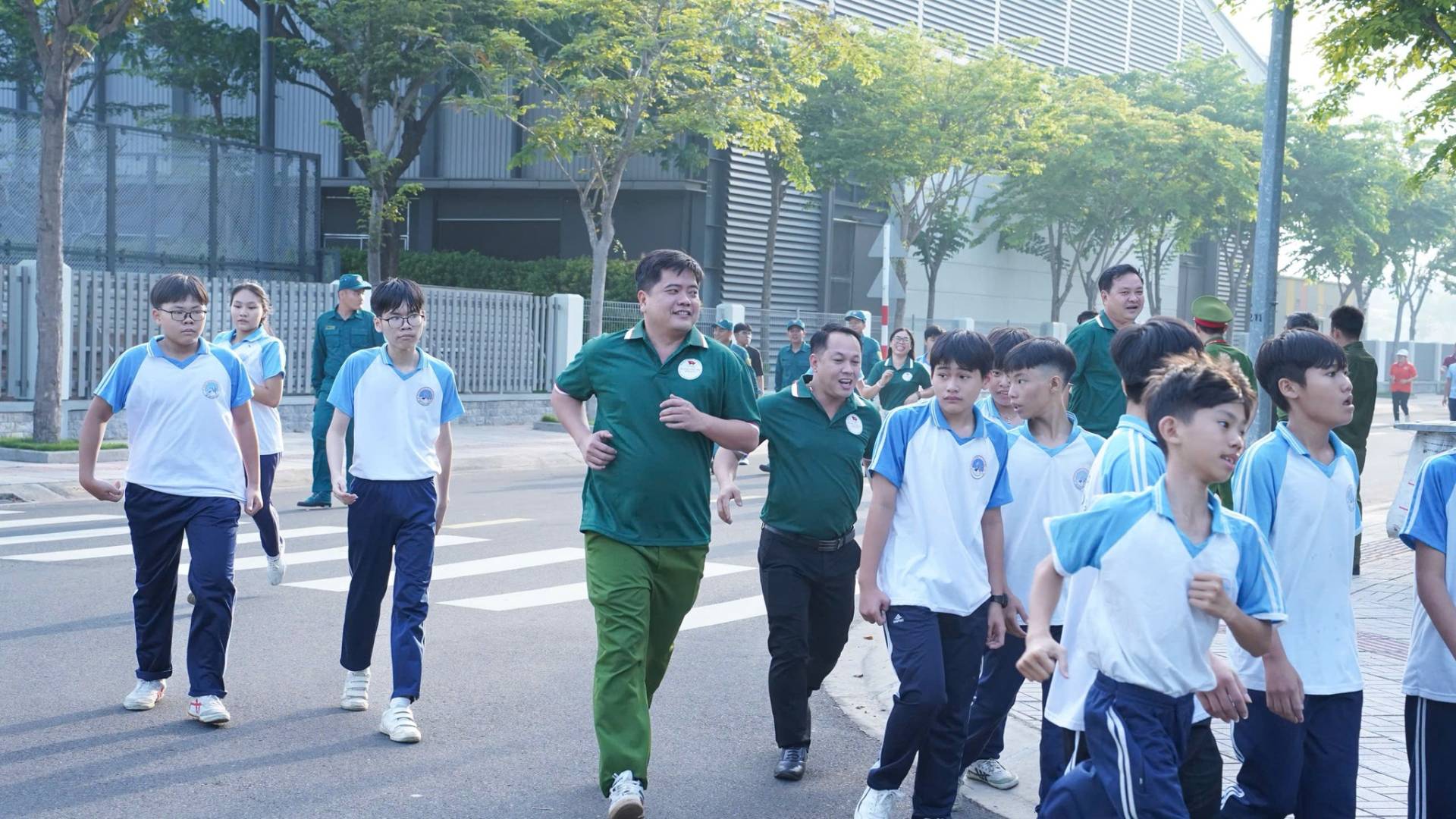 C&oacute; thể l&agrave; h&igrave;nh ảnh về một hoặc nhiều người v&agrave; văn bản