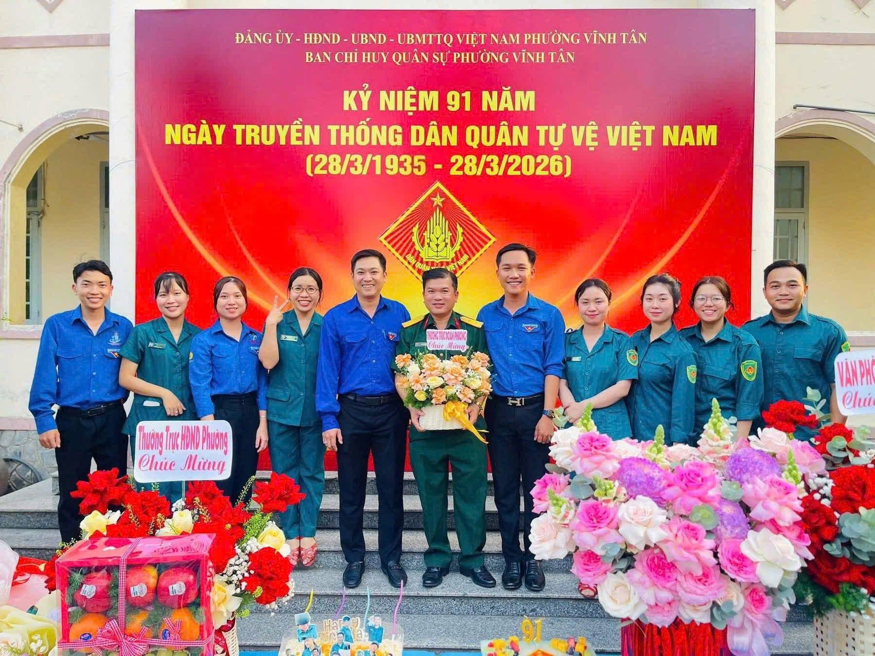 Có thể là hình ảnh về một hoặc nhiều người và văn bản