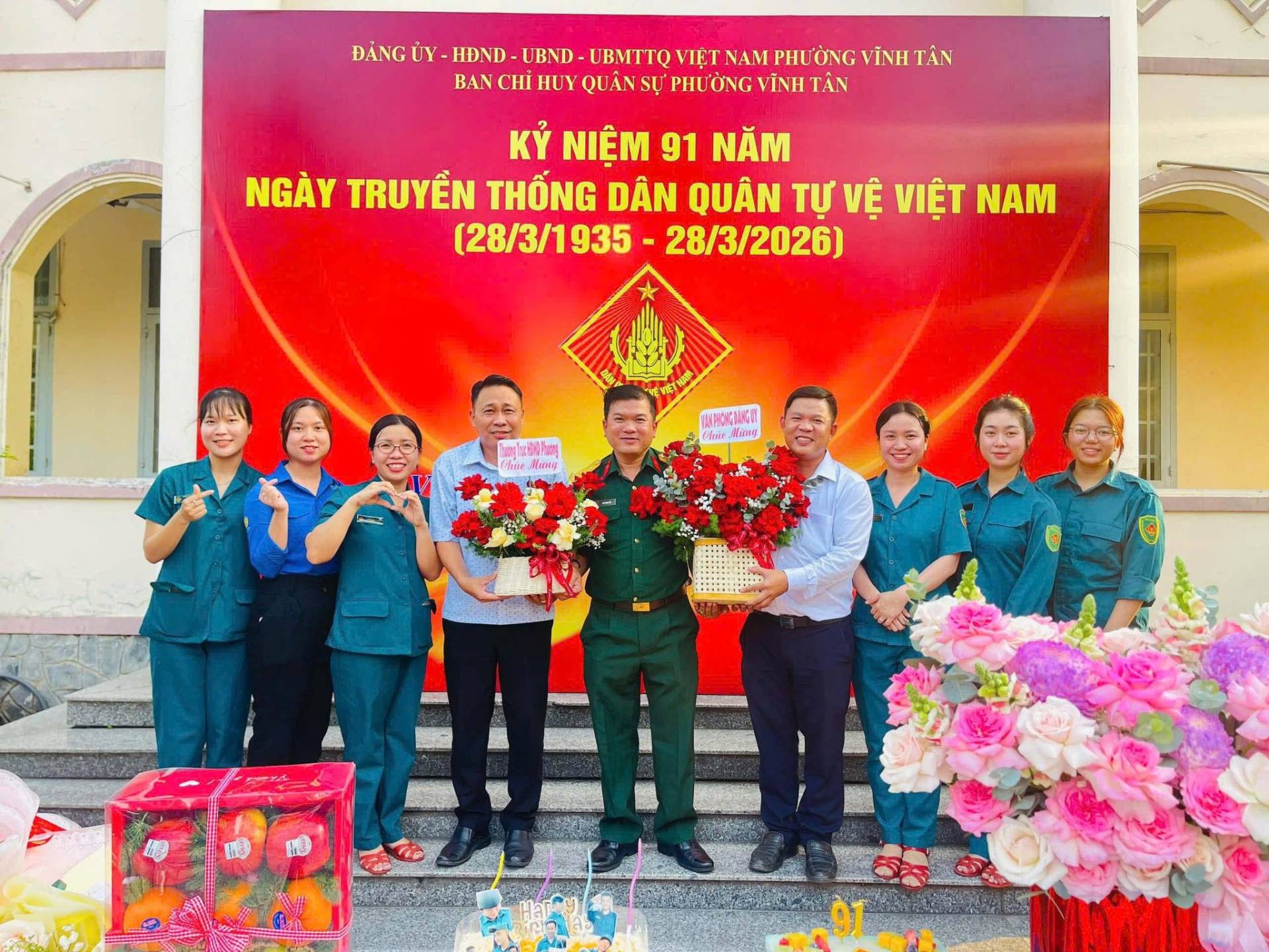 Có thể là hình ảnh về một hoặc nhiều người và văn bản cho biết 'ĐẢNG UY HDND UBND VIỆT NAM PHU ONG VÌNH TÂN BAN CHỈ HUY QUÂN SỰ PHƯỜNG İNH TÂN κ' NIỆM 91 NĂM NGÀY TRUYỀN THỐNG DẦN QUÂN TỰ VỆ VIỆT NAM (28/3/1935- 28/3/2026) Fonlecihan ម្៊ីតពាយែ UNONGNIKA Plair Maa 500 MB'