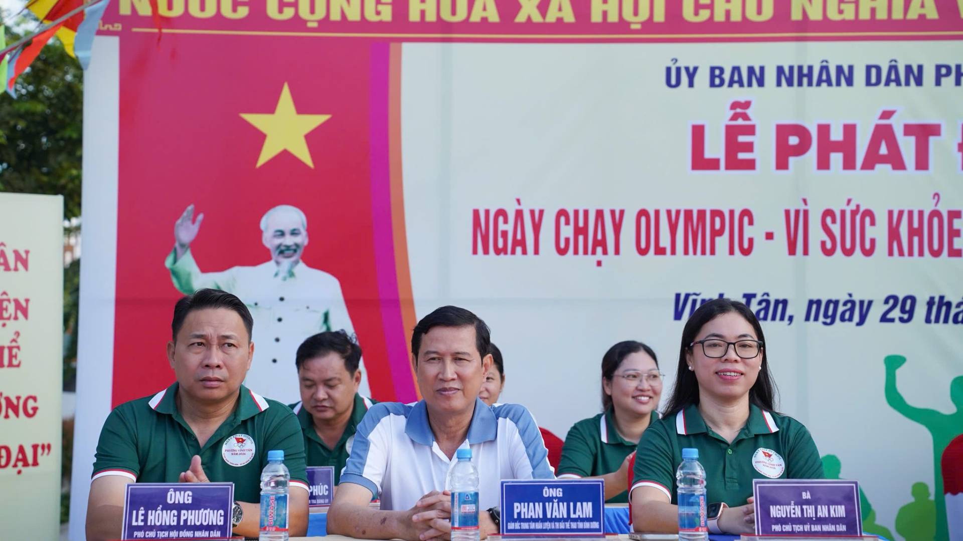 C&oacute; thể l&agrave; h&igrave;nh ảnh về một hoặc nhiều người v&agrave; văn bản