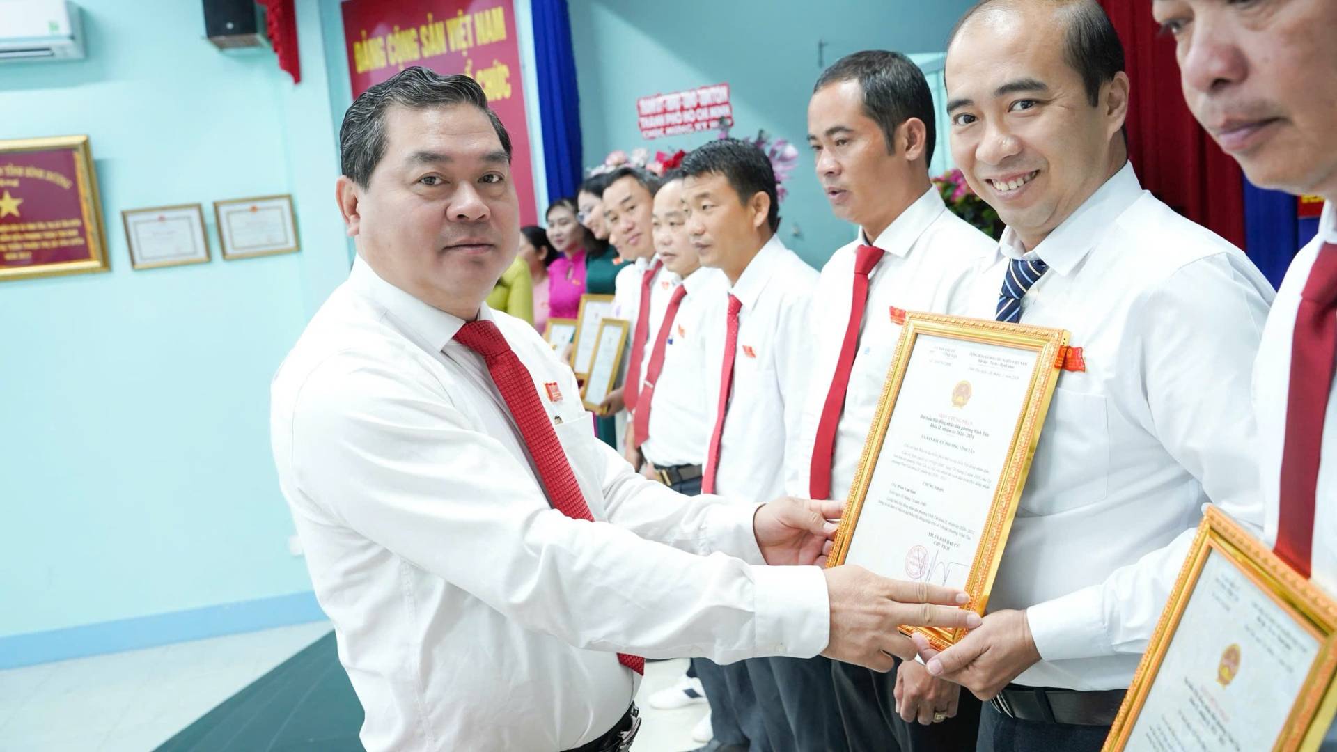 C&oacute; thể l&agrave; h&igrave;nh ảnh về một hoặc nhiều người, đang tr&igrave;nh diễn v&otilde; thuật v&agrave; văn bản